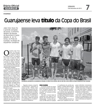 Diário Oficial
 GUARUJÁ
                                                                                                                                          SÁBADO
                                                                                                                                          8 de dezembro de 2012
                                                                                                                                                                                  7
triathlon




 Guarujaense leva título da Copa do Brasil
João Vitor Alves foi
o grande campeão
da prova, o próximo
desafio da equipe
do Município é neste
sábado, 8, às 14
horas, na Praia do
Guaiúba, na etapa do
Aquathlon Solidários




O
            triatleta João Vitor
            Alves, de Guarujá,
            foi o grande campeão
            da Copa do Brasil
de Triathlon 2012, na categoria
16/17 anos. O título foi confir-
mado com o primeiro lugar na
6ª e decisiva etapa do circuito,
realizada no último domingo,
2, em Salvador (BA). Além de
Alves, outros três atletas de Gua-
rujá participaram da competição,
conquistando medalhas.
    Na categoria sub-23 (alto ren-
dimento), o triatleta Fader Luiz
Muller conquistou a segunda
colocação na etapa de Salvador,
garantindo o terceiro lugar no
final de todas as etapas. Outro
guarujaense que se destacou foi
Nicholas de Almeida Cruz, quar-
to colocado na categoria Junior
(alto rendimento), que ficou na 4ª   Guarujaenses participaram de competição em Salvador, no último fim de semana; além de João Vitor, outros atletas da Cidade conquistaram bons resultados
colocação final. Já Diego Souza
da Costa ficou em 3º lugar na
prova da categoria 16/17 anos,          Segundo o técnico, a etapa foi      PROVA SOLIDÁRIA                        e 3 quilômetros de corrida para         gorias individual, revezamento,
garantindo a 3ª colocação na final   “extremamente” disputada do                O próximo desafio da equipe        adultos, e também 200 metros de         militar, síndrome de down, surfe,
de todas as etapas.                  começo ao fim. “Porém, todos           de Guarujá acontece neste sába-        natação para crianças e 1 quilô-        infantil, entra outras. O importan-
    Para o técnico Roberto Ma-       nossos atletas estavam bem pre-        do, 8, na quarta e decisiva etapa      metro de corrida para crianças.         te é que todos tenham o objetivo
lheiros, o resultado desta última    parados e conseguimos assegurar        do Aquathlon Solidários, que               O valor total das inscrições        principal de ajudar o próximo
etapa foi excelente. “O peso dos     uma ótima colocação no campe-          acontece às 14 horas na Praia          será revertido para aquisição de        praticando atividade física.
pontos em Salvador era maior.        onato. Parabenizo o empenho de         do Guaiúba.                            brinquedos que serão distribuídos           O evento realizado pela a
Então, todos os atletas estavam      todos os atletas, pois fechamos o          Esta será a terceira etapa da      na véspera de Natal (24 de dezem-       Associação Atletas Solidários
buscando fechar com a melhor         ano muito bem e vamos elevar           competição que chega ao seu            bro) pelo Papai Noel às crianças        conta com a organização da Yps
colocação possível para tentar       mais ainda a cidade do Guarujá         décimo ano reunindo esporte e          carentes da região.                     Eventos e apoio da Prefeitura por
melhorar sua colocação final no      na modalidade do triathlon”,           solidariedade. A prova tem per-            Podem participar da prova os        meio da Secretaria de Esportes e
campeonato”, destacou.               comemorou Malheiros.                   curso de 500 metros de natação         atletas que competem nas cate-          Lazer.
 