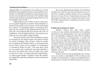 adoração filial, no momento em que sofria por se sentir 
definitivamente separado de Deus e não percebia mais o 
sentido e a saída dessa experiência, Jesus alcançou em si 
mesmo essa verdade do ser humano. Foi também dessa 
maneira que ele deixou transparecer plenamente em sua 
humanidade a face do Pai. 
16 
Representante vivo de Deus na terra, Jesus exer-ceu 
seu papel chegando ao extremo dessa atividade su-prema 
de sua paixão e de sua morte, como total entrega 
de si mesmo, na impotência radical, à onipotente ativi-dade 
do amor criador do Pai. Representante de Deus na 
terra, ele o foi enquanto Filho que assume até o fim, na 
obediência, nossa condição humana, que éramos inca-pazes 
de viver como filhos e filhas amados. 
Esse juízo positivo sobre Deus realizado por Jesus 
na provação de sua paixão supõe uma postura interior 
de ordem ontológica. Esta consiste, ainda de acordo 
com as palavras de Ghislain Lafont, no reconhecimento 
de que “Deus, mesmo em seu mistério, é o fundamento 
e a medida de todas as coisas”. Ora, para Jesus, Deus 
em seu mistério não é conhecido como desconhecido, e 
sim como seu próprio Pai, como seu Abba, que o gera 
no dom de si e que, no mesmo elã desse engendramen-to, 
volta-se para aqueles e aquelas a quem deu existên-cia, 
diante Dele, para lhes participar o eterno nascimento 
desse Filho. 
Esse amor absolutamente gratuito, benevolente e 
recriador que o Pai tem por todo ser humano em seu Fi-lho 
Jesus constitui a própria essência de sua soberania 
divina no mundo. Foi em virtude desse amor que o Pai 
não poupou seu filho, mas o entregou por todos nós (cf. 
Rm 8:32), inspirando-lhe a entrega por nós até a morte, 
e a morte na cruz. 
O dom de si mesmo no amor 
Todavia, mesmo que, para Jesus, conhe-cer 
Deus em seu mistério transcendente não signifique 
conhecê-lo como desconhecido, e sim como seu próprio 
Pai, a proximidade complacente desse Pai no Calvário, 
sem que diminuísse ou desaparecesse, é sentida por 
Jesus como uma aparente e dolorosa separação que o 
leva à experiência, até então insuspeita, da radical trans-cendência. 
Porque essa proximidade não é a de um Pai 
cuja preocupação com o Filho amado, e, nele, com seus 
filhos e filhas, os dispensaria de assumir suas responsa-bilidades 
neste mundo e a realidade integral, por mais 
rude que esta seja. 
Trata-se antes de uma proximidade que comuni-ca 
ao ser amado a capacidade do Pai de doar-se sem 
medida e de transformar os rigores da realidade finita e 
pecaminosa do mundo em tantas formas de encarnar o 
 