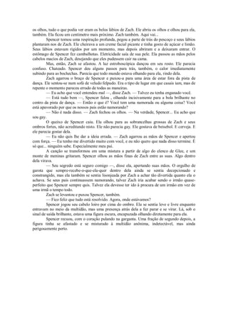 os olhos, tudo o que podia ver eram os belos lábios de Zach. Ele abriu os olhos e olhou para ela,
também. Ela ficou um centímetro mais próximo. Zach também. Aqui vai...
Spencer tomou uma respiração profunda, pegou a parte de trás do pescoço e seus lábios
plantaram nos de Zach. Ele cheirava a um creme facial picante e tinha gosto de açúcar e limão.
Seus lábios estavam rígidos por um momento, mas depois abriram e a deixaram entrar. O
estômago de Spencer fez cambalhotas. Eletricidade saía de sua pele. Ela passou as mãos pelos
cabelos macios de Zach, desejando que eles pudessem cair na cama.
Mas, então, Zach se afastou. A luz estroboscópica dançou em seu rosto. Ele parecia
confuso. Chateado. Spencer deu alguns passos para trás, também, o calor imediatamente
subindo para as bochechas. Parecia que todo mundo estava olhando para ela, rindo dela.
Zach agarrou o braço de Spencer e puxou-a para uma área de estar fora da pista de
dança. Ele sentou-se num sofá de veludo felpudo. Era o tipo de lugar em que casais iam, mas de
repente o momento pareceu errado de todas as maneiras.
— Eu acho que você entendeu mal —, disse Zach. — Talvez eu tenha enganado você.
— Está tudo bem —, Spencer falou , olhando incisivamente para a bola brilhante no
centro da pista de dança. — Então o que é? Você tem uma namorada ou alguma coisa? Você
está apavorado por que os nossos pais estão namorando?
— Não é nada disso. — Zach fechou os olhos. — Na verdade, Spencer... Eu acho que
sou gay.
O queixo de Spencer caiu. Ela olhou para as sobrancelhas grossas de Zach e seus
ombros fortes, não acreditando nisto. Ele não parecia gay. Ele gostava de beisebol. E cerveja. E
ele parecia gostar dela.
— Eu não quis lhe dar a ideia errada. — Zach agarrou as mãos de Spencer e apertou
com força. — Eu tenho me divertido muito com você, e eu não quero que nada disso termine. É
só que... ninguém sabe. Especialmente meu pai.
A canção se transformou em uma mistura a partir de algo do elenco de Glee, e um
monte de meninas gritaram. Spencer olhou as mãos finas de Zach entre as suas. Algo dentro
dela virava.
— Seu segredo está seguro comigo —, disse ela, apertando suas mãos. O orgulho de
garota que sempre-recebe-o-que-ela-quer dentro dela ainda se sentia decepcionado e
constrangido, mas ela também se sentia lisonjeada por Zach a achar tão divertida quanto ela o
achava. Se seus pais continuassem namorando, talvez Zach iria acabar sendo o irmão quaseperfeito que Spencer sempre quis. Talvez ela devesse ter ido à procura de um irmão em vez de
uma irmã o tempo todo.
Zach se levantou e puxou Spencer, também.
— Fico feliz que tudo está resolvido. Agora, onde estávamos?
Spencer jogou seu cabelo loiro por cima do ombro. Ela se sentia leve e livre enquanto
entravam no meio da multidão, mas uma presença atrás dela a fez parar e se virar. Lá, sob o
sinal de saída brilhante, estava uma figura escura, encapuzada olhando diretamente para ela.
Spencer recuou, com o coração pulando na garganta. Uma fração de segundo depois, a
figura tinha se afastado e se misturado à multidão anônima, indetectável, mas ainda
perigosamente perto.

 