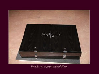 Una férrea caja protege al libro.  