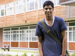 la prononciation floue et la voix basse 