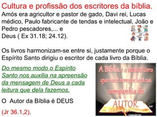 A Bíblia foi escrita à mão sobre diversos materiais,
como tábuas de pedra (Ex 24.12),...
CERÂMICA: Ez 4.1 Grafada sobre tabuletas
de argila fresca e secadas no sol ou fogo.
PAPIRO: Jó 8.11 Cyperus Papyrus planta do Rio Nilo,
no Egito, com altura de até 4 m., o caniço era aberto em
tiras e prensado ainda úmido e se chamava Biblos.
Os egípcios forneciam o papiro para a Síria, Sicília e
Palestina (onde foi escrita a Bíblia).
Tais folhas eram escritas só de um
lado e depois guardadas em rolos.
BIBLOS = Livro; BIBLION (livrinho) = BÍBLIA (400 dC)
A palavra Bíblia não é encontrada em nenhuma parte
dentro da Bíblia, somente em sua capa.
 