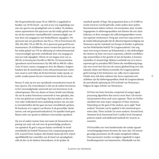 
Laatste les: Apenkooi
Het frequentiebereik tussen 50 en 1000 Hz is opgedeeld in
bandjes van 20 Hz breed – op zich al een vrij ongelukkige ma-
nier om spectra van spraakgeluid voor te stellen. De don­kere
staven representeren het spectrum van het stukje geluid van 30
ms uit het anonieme voicemailbericht (vereenvoudigde con-
tour door mij aangegeven met donker­blauwe zig­zag­lijn). Dit
spectrum laat een grondtoon zien bij ca. 150 en boventonen bij
300, 450, 600, 750 en 900 Hz. Zo’n spectrum past goed bij een
mannenstem. De licht­blauwe sta­ven vormen het spectrum van
het stukje geluid van 570 ms afkomstig uit referentie­ma­te­ri­aal
(vereenvoudigde spectrale om­hul­lende door mij aangegeven
met een rode zig­zag­lijn). Hierin zit een laagste toon van ca.
300 Hz en boventonen bij 600 en 900 Hz. De har­monischen
(grondtoon en/of boventonen) bij 300, 600 en 900 Hz vallen
(min of meer) samen (aan­ge­ge­ven door de ellipsen), hetgeen
betekent dat de stembanden in het referentie­materiaal (ruim)
twee maal zo snel trillen als bij het betwiste stukje spraak, en
eerder zouden passen bij een vrouwenstem dan bij een man.
Bureau X wijst op een zeer opvallende overeenkomst tussen de
twee spectra. Die over­een­komst is dat om de andere boventoon
in het voicemailgeluidje samenvalt met een boventoon in de
cabaretopname. Hier nu, dames en heren, breekt onze klomp.
Als om de andere boventoon samenvalt in twee geluiden, dan
is het ene geluid een octaaf hoger dan het andere, en dat zou
voor ieder weldenkend mens aanleiding moeten zijn om juist
te veronderstellen dat het gaat om twee verschillende sprekers.
Ik beschouw zo’n rapport van Bureau X als gevaarlijke charla-
tanerie, ook wel genoemd kwak­z­­alverij. De opsteller heeft geen
flauwe notie van spraak en debiteert onversneden apenkool.
Op een of andere manier leent met name de forensische toe-
passing van mijn vak zich voor de grootschalige productie
van apenkool. Ik geef u nog een laatste voorbeeld. In Israël
ontwikkelde het bedrijf Nemesysco het computerprogramma
LVA, Layered Voice Analysis. Het bedrijf claimt dat LVA vrijwel
ogenblikkelijk kan vast­stellen aan de hand van spraakgeluid,
zelfs als dat via de telefoon binnenkomt, of de spreker de
waarheid spreekt of liegt. Het programma kost ca. € 16.000 en
wordt overal ter wereld gebruikt, onder andere door politie-
functionarissen tijdens verhoor van arres­tanten, door ver­ze­ke­
rings­­agenten in telefoongesprekken met klanten die een claim
in­dienen, en door mana­gers die sollicitatiegesprekken voeren
met aspirant-werknemers. Vorig jaar werd met enig vertoon in
de media bekend gemaakt dat de alleen­ver­tegen­woordiging van
Nemesysco op het vasteland van Europa in handen is gekomen
van het Nederlandse bedrijf ‘De Leugenacademie’. Om nog
maar eens terug te komen op lichaamstaal, er zijn des­kun­digen
die claimen op basis van micro-expressies, subtiele onwillekeu-
rige zenuw­trekjes in het gezicht of met de handen, te kunnen
vast­stellen of iemand liegt. Bekend voorbeeld van zo’n micro-
ex­pres­sie gaf ex-president Bill Clinton die onwillekeurig langs
zijn neus wreef toen hij voor de camera glashard loog over zijn
seksuele relatie met Monica Lewinsky. De Leugenacademie
geeft training in het herkennen van zulke micro-expressies.
Omdat men zich daar realiseert dat micro-expressies niet
zichtbaar zijn bij telefoongesprekken, biedt de Leugenacademie
als aan­vullende oplossing de LVA techniek van Nemesysco.
Volgens de eigen website van Nemesysco:
LVA has two basic formulas comprised of unique signal
processing algorithms that extract more than 120 emotio-
nal parameters from each voice segment. These are further
classified into nine major categories of basic emotions.
Depending on the goal of the analysis, up to eight “final
analysis” formulas can be applied to the emotional para-
meter data. These include: Lie stress analysis, Arousal level,
Attention level, Emotional level, Conflict level, Deception
patterns match, and additional methods for veracity as-
sessment.
LVA beschikt over twee basisformules die unieke signaal­
ver­werkings­algoritmen bevatten die meer dan 120 emotie­
gevoe­lige parameters uit elk stukje stemgeluid trekken.
Deze parameters worden vervolgens ingedeeld in negen
hoofd­­cate­go­rieën van basis­emoties. Afhankelijk van het
 