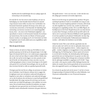 
Vincent J. van Heuven
daarbij nooit de verplichtingen die zij u oplegt, jegens de
wetenschap en de samenleving.
Ik vond dat ik, voor het eerst in mijn loopbaan, een jaar na
beëindiging van mijn betaalde dienstverband, de samenle-
ving in kennis moest stellen van deze twee voorbeelden van
forensisch-fonetische apenkool. Ik knoop er het advies aan
vast dat deze universiteit, in het bijzonder de Opleiding Taal-
wetenschap, zou kunnen voorzien in een maat­schap­pe­lijke
lacune, door – als eerste in het Nederlands taalgebied – een
specialisatie te starten in de forensische fonetiek, bij voorkeur
op master­niveau. Dat zou dan een Master of Science graad
kunnen worden, in navolging van bv. de Universiteit van York
in Enge­land, waar al sinds enkele jaren een vergelijkbare oplei-
ding verzorgd wordt.
Slot: de aap uit de mouw
Dames en heren, de tijd zit er bijna op. We hebben in onze
apenkooi genoeg van de hak op de tak gesprongen. In de afge-
lopen 40 minuten heb ik met u vier onderwerpen aan­ge­sneden
die niet zo heel veel met elkaar te maken hebben, behalve dan
dat ze alle vier op het terrein liggen van stem, spraak en taal,
dat ik bij alle vier heb proberen te laten zien dat er op zijn
zachtst gezegd geen contact is tussen beweringen en de empiri-
sche grond of, in wat harder bewoor­dingen, dat ons op elk van
deze terreinen bij tijd en wijle een apenkool gestoofd wordt.
Overigens past het niet bij een college om personen en instan-
ties te bedanken. Laat ik daarom volstaan met te zeggen dat
ik afgelopen jaren met veel plezier onderzoek heb gedaan en
begeleid en met zeker zo veel plezier ook onderwijs heb gege-
ven en dat ik iedereen die mij daartoe in staat heeft gesteld heel
hartelijk dank. Het enige waaraan ik in de loop van de jaren
steeds meer een hekel heb gekregen, is het nakijken van tenta-
mens. Dat zal mede komen doordat de studenten van tegen-
woordig niet meer gewend zijn met de hand te schrijven en
daardoor steeds onleesbaarder tentamens zijn gaan inleveren.
Het goede nieuws – voor u en voor mij – is dan ook dat over
dit college geen tentamen zal worden afgenomen.
Keren we tot slot terug van apenkool naar apenkooi. Het gym-
nastiekspel apenkooi is leuk en vermakelijk voor jong en oud.
Maar als we mensen langdurig opsluiten in kooien, zelfs als die
van alle mogelijke luxe voorzien zijn, zouden zij al heel snel
buiten­gewoon ongelukkig worden. Dit is wat Billy Pilgrim, de
hoofdpersoon in het boek Slaughter­house five van mijn favorie-
te auteur Kurt Vonnegut, overkomt als hij op drift raakt in de
tijd en met ex-pornoster Montana Wildhack wordt opgesloten
in een luxe apenkooi op de planeet Tralfamador om daar dag
en nacht door de buitenaardse Tralfa­ma­dorianen be­ke­ken te
worden – zelfs tijdens het bedrijven van de liefde.
Onder het motto ‘Wat u niet wilt dat u geschiedt, doe dat
ook een ander niet’ stel ik voor dat we ophouden dieren op te
sluiten en dat reeds op­gesloten dieren – indien enigszins mo-
gelijk – worden vrijgelaten en terug­geplaatst in hun natuurlijke
leefomgeving. De Stichting Aap te Almere spant zich al jaren
in om dit doel te bereiken. Als afscheids­cadeau heb ik gesug-
gereerd dat men een bedrag doneert ten gunste van deze mij
sympathieke stichting. Het verheugt mij u te kunnen vertellen
dat de opbrengst inmiddels is opgelopen tot € 525,00.11
Dege-
nen onder u die nog iets zouden willen bijdragen kunnen dat
tijdens de receptie doen; bij het gastenboek zal een pro­mi­nente
doos zijn opgesteld waarin u uw bij­drage kunt deponeren.
En zo komt de aap dan toch uit de mouw. U ziet het: al woon
ik tegenwoordig in Friesland, ik blijf een echte Hollander, voor
50 procent zedenprediker en voor 50 procent koopman.
Ik heb gezegd.
 