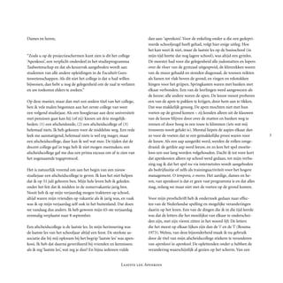 
Laatste les: Apenkooi
Dames en heren,
“Zoals u op de projectieschermen kunt zien is dit het college
‘Apenkooi’, een verplicht onderdeel in het studieprogramma
Taalwetenschap en dat als keuzevak aangeboden wordt aan
studenten van alle andere opleidingen in de Faculteit Gees-
teswetenschappen. Als dit niet het college is dat u had willen
bijwonen, dan hebt u nog de gelegenheid om de zaal te verlaten
en uw toekomst elders te zoeken.”
Op deze manier, maar dan met een andere titel van het college,
ben ik vele malen be­gon­nen aan het eerste college van weer
een volgend studiejaar. Als een hoogleraar aan deze uni­versiteit
met pensioen gaat kan hij (of zij) kiezen uit drie mogelijk-
heden: (1) een af­scheidsrede, (2) een afscheidscollege of (3)
helemaal niets. Ik heb gekozen voor de mid­del­ste weg. Een rede
leek me aanmatigend, helemaal niets is wel erg mager, maar
een af­scheids­college, daar kan ik wel wat mee. De tijden dat de
docent college gaf in toga heb ik niet mogen meemaken; een
afscheidscollege gaf me dus een prima excuus om af te zien van
het zogenaamde togaprotocol.
Het is natuurlijk vreemd om aan het begin van een nieuw
studiejaar een afscheids­college te geven. Ik kan het niet helpen
dat ik op 31 juli geboren ben. Mijn hele leven heb ik geleden
onder het feit dat ik midden in de zomervakantie jarig ben.
Nooit heb ik op mijn verjaardag mogen trakteren op school,
altijd waren mijn vriendjes op vakantie als ik jarig was, en vaak
was ik op mijn verjaardag zelf ook in het buitenland. Dat doen
we vandaag dus anders. Ik heb gewoon mijn 65-ste verjaardag
eenmalig verplaatst naar 8 september.
Een afscheidscollege is de laatste les. In mijn herinnering was
de laatste les van het school­jaar altijd een feest. De sterkste as-
sociatie die bij mij opkwam bij het begrip ‘laatste les’ was apen-
kooi. Ik heb dat daarna geverifieerd bij vrienden en kennissen:
als ik zeg ‘laatste les’, wat zeg je dan? En bijna iedereen vulde
dan aan: ‘apenkooi’. Voor de enkeling onder u die een gedepri-
veerde schooljeugd heeft gehad, volgt hier enige uitleg. Hoe
het kan weet ik niet, maar de laatste les op de basisschool (in
mijn tijd heette dat nog lagere school), was altijd een gymles.
De meester had voor die gelegenheid alle judo­matten en lopers
over de vloer van de gymzaal uitgespreid, de klim­rekken waren
van de muur ge­haald en stonden diagonaal, de touwen reikten
als lianen tot vlak boven de grond, en ringen en rek­stokken
hingen voor het grijpen. Springkasten waren met banken met
elkaar ver­bonden. Een van de leerlingen werd aangewezen als
de leeuw; alle andere waren de apen. De leeuw moest proberen
een van de apen te pakken te krijgen, door hem aan te tikken.
Dat was makkelijk genoeg. De apen mochten niet met hun
voeten op de grond komen – zij konden alleen uit de klauwen
van de leeuw blijven door over de matten en banken weg te
rennen of door hoog in een touw te klimmen (iets wat mij
trouwens nooit gelukt is). Meestal liepen de aapjes elkaar dan
zo voor de voeten dat ze een gemakkelijke prooi waren voor
de leeuw. Als een aap aangetikt werd, werden de rollen omge-
draaid: de getikte aap werd leeuw, en zo kon het spel moeite-
loos een uur lang worden volgehouden. Dacht ik tot voor kort
dat apenkooien alleen op school werd gedaan, tot mijn verba-
zing zag ik dat het spel nu via internetsites wordt aangeboden
als bedrijfsuitje of zelfs als trainingsactiviteit voor het hogere
manage­ment. O tempora, o mores. Het aardige, dames en he-
ren, van apenkooi is dat er geen vast programma is en dat alles
mag, zolang we maar niet met de voeten op de grond komen.
Voor mijn proefschrift heb ik onderzoek gedaan naar effec-
ten van de Nederlandse spelling en mogelijke veranderingen
daarin op het lezen. Een van de dingen die ik in die tijd leerde
was dat de letters die het moeilijkst van elkaar te onderschei-
den zijn, met zijn vieren zitten in het woord lift. De letters
die het meest op elkaar lijken zijn dan de ‘i’ en de ‘l’ (Bouma
1973). Welnu, van deze bijzonderheid maak ik nu gebruik
door de titel van mijn afscheidscollege stiekem te ver­anderen
van apenkooi in apenkool. De oplettenden onder u hebben de
verandering waar­schijnlijk al gezien op het scherm. Van een
 