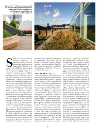 34
S
igné de l’architecte français
Edouard François, cet
immeuble situé au sein du
pentagone bruxellois, entre le
boulevard de Waterloo et la
rue aux Laines, affiche son standing dès le
hall d’entrée. Vitrine de référence de la
marque allemande BMW en Belgique,
l’édifice se caractérise par un volume
contemporain accolé au bâtiment princi-
pal, dont la toiture en arc de cercle se
termine au sol. Ce geste architectural est
d’autant plus remarquable qu’il contraste
avec les hauts murs décrépis des demeures
patriciennes voisines. Le propriétaire du
bien désirait végétaliser cette plate-forme
courbe et c’est pourquoi il a fait appel à
Bernard Capelle, sachant que ce paysa-
giste possède une solide expérience en
matière de projets de ce type. Plus encore,
ce professionnel propose une vision glo-
bale qui combine à la fois le caractère
bucolique que l’on attend d’un aménage-
ment de ce genre et les plus innovantes
recherches en matière de gestion des res-
sources. « L’implantation d’un édifice,
que ce soit un hangar industriel, des
appartements ou une maison unifamiliale,
fait disparaître une parcelle de champ ou
de prairie, explique le concepteur. C’est
pourquoi certains urbanistes ont imaginé
reconstituer cette nature au-dessus des
constructions. Leurs motivations sont
multiples. Il y a le côté esthétique, la
quiétude que cela engendre, la perception
du changement des saisons qui en
découle... Mais tout espace de verdure
agit aussi comme un poumon, il purifie
l’air, régule la température, recueille la
rosée du matin, offre le gîte et le couvert
à une foule d’animaux... »
NATURE RÉINVENTÉE
Version moderne des jardins suspendus
de Babylone, les premières toitures végé-
talisées ont mis en évidence les apports
positifs ressentis par leurs usagers et les
riverains. Ceux-ci notent une diminution
des nuisances sonores et des températures
extrêmes en été, mais ils soulignent égale-
ment un effet apaisant et déstressant...
« Dans un second temps, est apparue une
autre préoccupation, que nous avons tota-
lement prise en charge dans ce dossier, à
savoir la gestion des eaux de pluie, pour-
suit le spécialiste. Prenons l’exemple d’une
forêt. Les gouttes glissent le long du feuil-
lage, rejoignent la litière et l’humus dans
lequel elles percolent lentement, parce que
le sol est bien pourvu en matières orga-
niques. Une toiture ordinaire, par contre,
déverse les flots dans le réseau d’égouttage.
Ici, nous avons 2000 m2
de surface. Un
gros orage amenant 30 à 40 l/m2
en un bref
laps de temps, cela représenterait 70000 l
pour les canalisations ! Au bout du
compte, cet afflux engorge les stations
d’épuration. Ce n’est pas un hasard si
dans les pays à la pointe de ces technolo-
gies, les institutions s’intéressent de près à
ces projets qui visent à limiter les quanti-
tés à évacuer. » Assez logiquement, les
autorités bruxelloises ont donc imposé à
l’architecte et au paysagiste de se pencher
sur la problématique. Quatre cylindres de
120cm de diamètre ont ainsi été creusés
dans le terrain, entre le bâtiment courbe
et l’ancienne muraille qui limite la pro-
priété. Ils s’enfoncent à une quinzaine de
mètres jusqu’à rejoindre la couche de
sable. Ils ont été ensuite comblés d’un
mélange de terres, entrecoupé régulière-
ment par des strates de feutre. Ces
« puits » filtrent l’eau qui ruisselle, avant
qu’elle rejoigne la nappe phréatique.
En ce qui concerne la toiture arrondie
proprement dite, puisqu’on part d’une
surface totalement artificielle, le défi est ici
de façonner un sol qui réponde aux exi-
gences de la nature. Les plantes doivent
pouvoir s’y développer, sans devenir trop
envahissantes. L’eau doit aussi y être frei-
née afin de ne pas dévaler la pente en cas
de forte précipitation. « On appelle cela
du biomimétisme, précise l’expert. En uti-
lisant des matériaux appropriés, on essaye
de recréer les caractéristiques recherchées
de la terre. » Les végétaux s’ancrent dans
une couche de graviers de pierre de lave.
En dessous, on trouve du feutre et une
structure alvéolaire qui évoque des boîtes
à œufs et fait office de microréservoirs
CRÉATIONPour pouvoir s’y détendre, le jardin au pied
des murailles a été partiellement aménagé
en terrasse. A droite, un mélange de
variétés alpines et de fétuque, une
graminée, plantées en toiture.
DocRoom
 