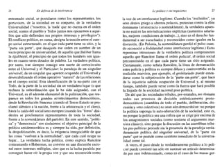 26 En defensa de la intolerancia Lo poiuicoy sus negaciones 27
entramado social, se postularon como los representantes, los
portavoces, de la sociedad en su conjunto, de la verdadera
Universalidad ("nosotros, la 'nada' que no cuenta en el orden
social, sarrios el pueblo y Todos juntos nos oponemos a aque-
llos que sólo defienden sus propios intereses y privilegios").
El conflicto político, en suma, designa la tensión entre el cuer-
po social estructurado, en el que cada parte tiene su sitio, y la
"parte sin parte", que desajusta ese orden en nombre de un
vacío principio de universalidad, de aquello que Balibar llama
la égaliberté, el principio de que todos los hombres son igua-
les en cuanto seres dotados de palabra. La verdadera política,
por tanto, trae siempre consigo una suerte de cortocircuito
entre el Universal y el Particular: la paradoja de un singulier
universel, de un singular que aparece ocupando el Universal y
desestabilizando el orden operativo "natural" de las relaciones
en el cuerpo social. Esta identificación de la no-parte con el
Todo, de la parte de la sociedad sin un verdadero lugar (o que
rechaza la subordinación que le ha sido asignada), con el
Universal, es el ademán elemental de la politización, que rea-
parece en todos los grandes acontecimientos democráticos,
desde la Revolución francesa (cuando el Tercer Estado se pro-
clamó idéntico a la nación, frente a la aristocracia y el clero),
hasta la caída del socialismo europeo (cuando los "foros" disi-
dentes se proclamaron representantes de toda la sociedad,
frente a la nomenklatura del partido). En este sentido, "políti-
ca" y "democracia" son sinónimos: el objetivo principal de la
política antidemocrática es y siempre ha sido, por definición,
la despolitización, es decir, la exigencia innegociable de que
las cosas "vuelvan a la normalidad", que cada cual ocupe su
lugar... La verdadera lucha política, como explica Ranciere
contrastando a Habermas, no consiste en una discusión racio-
nal entre intereses múltiples, sino que es la lucha paralela por
conseguir hacer oír la propia voz y que sea reconocida como
la voz de un interlocutor legítimo. Cuando los "excluidos", ya
sean demos griego u obreros polacos, protestan contra la élite
dominante (aristocracia o nomenklatura), la verdadera apues-
ta no está en las reivindicaciones explícitas (aumentos salaria-
les, mejores condiciones de trabajo...), sino en el derecho fun-
damental a ser escuchados y reconocidos como iguales en la
discusión. (En Polonia, la nomenklatura perdió el pulso cuan-
do reconoció a Solidaridad como interlocutor legítimo.) Estas
repentinas intrusiones de la verdadera política comprometen
aquello que Ranciere llama el orden policial, el orden social
preconstituido en el que cada parte tiene un sitio asignado.
Ciertamente, como señala Ranciére, la línea de demarcación
entre policía y política es siempre difusa y controvertida: en la
tradición marxista, por ejemplo, el proletariado puede enten-
derse como la subjetivación de la "parte sin-parte", que hace
de la injusticia sufrida ocupación de Universal y, al mismo
tiempo, también puede verse como la fuerza que hará posible
la llegada de la sociedad racional post-política.
De ahí que las sociedades tribales, pre-estatales, no obstante
todos sus procesos de decisión auténticamente proto-
democráticos (asamblea de todo el pueblo, deliberación, dis-
cusión y voto colectivos) no sean aún democráticas: no porque
la política suponga la auto-alienación de la sociedad, esto es,
no porque la política sea una esfera que se erige por encima de
los antagonismos sociales (como sostiene el argumento mar-
xista clásico), sino porque la discusión en las asambleas triba-
les pre-políticas procede sin la presencia de la paradoja verda-
deramente política del singulier universel, de la "parte sin
parte" que se postule como sustituto inmediato de la universa-
lidad como tal.
A veces, el paso desde lo verdaderamente político a lo poli-
cial puede consistir tan sólo en sustituir un artículo determina-
do por otro indeterminado, como en el caso de las masas ger-
 