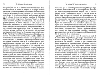 78 En defensa de /0. intolerancia Lo sociedad del riesgo y sus enemigos 79
fue quizá (más allá de la extrema incertidumbre de los desti-
nos individuales, al menos en la época de las purgas políticas
paranoicas) el intento más radical de superar la incertidumbre
inherente a la modernización capitalista. La (tibia) atracción
ejercida por el socialismo real queda perfectamente reflejada
en el eslogan electoral del partido socialista de Slobodan
Milosevic durante las primeras elecciones "libres" en Serbia:
"¡Con nosotros, ninguna incertidumbre!". No obstante la
pobreza y tristeza de la vida cotidiana, no había motivos para
preocuparse por el futuro; la mediocre existencia de cada uno
estaba asegurada: el partido seguiría encargándose de todo, es
decir, tomaría todas las decisiones. Pese a su desprecio por el
régimen, la gente confió en "él", se remitió a "él", creyendo
que alguien' todavía llevaba las riendas y se encargaba de todo.
Había algo de perversa liberación en esta posibilidad de tras-
ladar el peso de la responsabilidad a las espaldas del Otro: la
realidad no era en definitiva "nuestra" (de las personas nor-
males) sino que LES pertenecía (al partido y su nomenklatura);
su grisácea monotonía daba fe de su reino opresivo pero,
paradójicamente, también hacía más llevadera la vida: se
podía bromear sobre los problemas de la vida cotidiana, sobre
la falta de bienes básicos como la sopa o el papel higiénico y,
aunque padeciéramos las consecuencias materiales de estas
penurias, los chistes se dirigían A ELLOS Y se los dirigíamos
desde nuestra posición exterior, liberada. Ahora que ELLOS han
dejado el poder, nos vemos repentina y brutalmente obligados
a asumir la siniestra monotonía: ya no se encargan ELLOS, lo
tenemos que hacer nosotros... En la sociedad del riesgo "post-
moderna" ya no hay "mano invisible" que, ciegamente o como
sea, acabe restableciendo el equilibrio, ningún Otro Escenario
en el que se lleven las cuentas, ningún Otro Lugar ficticio
donde, como en un Juicio final, se examinen y juzguen nues-
tros actos. No sólo desconocemos el sentido final de nuestros
actos, sino que no existe ningún mecanismo global que regu-
le nuestras interacciones: ESTO es lo que significa la inexisten-
cia, específicamente postmoderna, del gran Otro. Si Foucault
hablaba de las "estrategias sin sujeto" a las que recurre el
Poder para reproducirse, nosotros nos enfrentamos a una
situación diametralmente opuesta: unos sujetos prisioneros de
las consecuencias imprevisibles de sus actos y que tampoco
pueden contar con alguna estrategia global que abarque y
regule sus interacciones. Los individuos, atrapados como
siguen en el paradigma modernista tradicional, buscan deses-
peradamente una instancia que legítimamente pueda ocupar la
posición del "Sujeto que Sabe" y venga a avalar sus decisio-
nes: comités de ética, comunidad científica, autoridades
gubernamentales o el gran Otro paranoico, el Maestro invisi-
ble de las teorías de la conspiración.
¿Qué es, entonces, lo que no acaba de encajar en la teoría de
la sociedad del riesgo? Acaso, ¿no acepta plenamente la ine-
xistencia del gran Otro y no analiza las consecuencias ético-
políticas de esa ausencia? Lo cierto es que, contradictoria-
mente, esta teoría es, simultáneamente, demasiado específica
y demasiado genérica. Por un lado, aunque recalque cómo la
"segunda modernización" nos obliga a transformar nuestras
ideas sobre la acción humana, la organización social o, inclu-
so, sobre el desarrollo de nuestras identidades sexuales, la
teoría subestima el impacto de la nueva lógica social en todo
lo relativo al emergente estatuto de la subjetividad. Por otro
lado, aunque conciba la fabricación de riesgos e incertidum-
bres como una forma universal de la vida contemporánea, esta
teoría no analiza las raíces socio-económicas de esa fabrica-
ción. Sostengo, por mi parte, que el psicoanálisis y el marxis-
mo, obviados por los teóricos de la sociedad del riesgo en
tanto que expresiones superadas de la primera ola de moder-
nización (el esfuerzo racionalizador por desentrañar el impe-
 