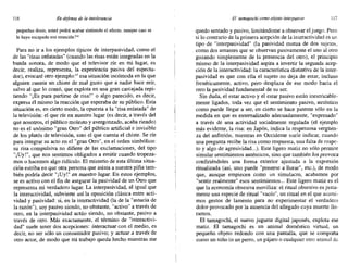 116 En defensa de la intolerancia El tamagochi como objeto interpasivo 117
pequeñas dosis, usted podrá acabar sintiendo el efecto, aunque casi se
le haya escapado esa emoción?J6
Para no ir a los ejemplos típicos de interpasividad, como el
de las "risas enlatadas" (cuando las risas están integradas en la
banda sonora, de modo que el televisor ríe en ITÚ lugar, es
decir, realiza, representa, la experiencia pasiva del especta-
dor), evocaré otro ejemplo:" esa situación incómoda en la que
alguien cuenta un chiste de mal gusto que a nadie hace reír,
salvo al que lo contó, que explota en una gran carcajada repi-
tiendo "¡Es para partirse de risa!" o algo parecido, es decir,
expresa él mismo la reacción que esperaba de su público. Esta
situación es, en cierto modo, la opuesta a la "risa enlatada" de
la televisión: el que ríe en nuestro lugar (es decir, a través del
que nosotros, el público molesto y avergonzado, acaba riendo)
no es el anónimo"gran Otro" del público artificial e invisible
de los platós de televisión, sino el que cuenta el chiste. Se ríe
para integrar su acto en el "gran Otro", en el orden simbólico:
su risa compulsiva no difiere de las exclamaciones, del tipo
"¡Uy!", que nos sentimos obligados a emitir cuando tropeza-
mos o hacemos algo ridículo. El misterio de esta última situa-
ción estriba en que otra persona que asista a nuestra pifia tam-
bién podría decir "[Uy!" en nuestro lugar. En estos ejemplos,
se es activo con el fin de asegurar la pasividad de un Otro que
representa mi verdadero lugar. La interpasividad, al igual que
la interactividad, subvierte así la oposición clásica entre acti-
vidad y pasividad: si, en la interactividad (la de la "astucia de
la razón"), soy pasivo siendo, no obstante, "activo" a través de
otro, en la interpasividad actúo siendo, no obstante, pasivo a
través de otro. Más exactamente, el término de "interactivi-
dad" suele tener dos acepciones: interactuar con el medio, es
decir, no ser sólo un consumidor pasivo; y actuar a través de
otro actor, de modo que mi trabajo queda hecho mientras me
quedo sentado y pasivo, limitándome a observar eljuego. Pero
si lo contrario de la primera acepción de la interactividad es un
tipo de "interpasividad" (la pasividad mutua de dos sujetos,
como dos amantes que se observan pasivamente el uno al otro
gozando simplemente de la presencia del otro), el principio
mismo de la interpasividad aspira a invertir la segunda acep-
ción de la interactividad: la característica distintiva de la inter-
pasividad es que con ella el sujeto no deja de estar, incluso
frenéticamente, activo, pero desplaza de ese modo hacia el
otro la pasividad fundamental de su ser.
Sin duda, el estar activo y el estar pasivo están inextricable-
mente ligados, toda vez que el sentimiento pasivo, auténtico
como puede llegar a ser, en cierto se hace patente sólo en la
medida en que es externalizado adecuadamente, "expresado"
a través de una actividad socialmente regulada (el ejemplo
más evidente, la risa: en Japón, indica la respetuosa vergüen-
za del anfitrión, mientras en Occidente suele indicar, cuando
una pregunta recibe la risa como respuesta, una falta de respe-
to y algo de agresividad...). Este ligero matiz no sólo permite
simular sentimientos auténticos, sino que también los provoca
confiriéndoles una forma exterior ajustada a la expresión
ritualizada (así, uno puede "ponerse a llorar", etc.), de modo
que, aunque empiecen como un simulacro, acabamos por
"sentir realmente" esos sentimientos... Este ligero matiz es el
que la economía obsesiva moviliza: el ritual obsesivo es justa-
mente una especie de ritual "vacío", un ritual en el que asumi-
mos gestos de lamento para no experimentar el verdadero
dolor provocado por la ausencia del allegado cuya muerte llo-
ramos.
El tamagochi, el nuevo juguete digital japonés, explota ese
matiz. El tamagochi es un animal doméstico virtual, un
pequeño objeto redondo con una pantalla, que se comporta
como un niño (o un perro, un pájaro o cualquier otro animal de
 