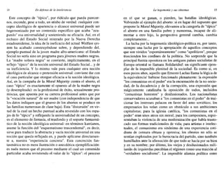 14 En defensa de la intolerancia La hegemonía y sus síntomas 15
Este concepto de "típico", por ridículo que pueda parecer-
nos, esconde, pese a todo, un atisbo de verdad: cualquier con-
cepto ideológico de apariencia o alcance universal puede ser
hegemonizado por un contenido específico que acaba "ocu-
pando" esa universalidad y sosteniendo su eficacia. Así, en el
rechazo del Estado Social reiterado por la Nueva Derecha
estadounidense, la idea de la ineficacia del actual Welfare sys-
tem ha acabado construyéndose sobre, y dependiendo del,
ejemplo puntual de la joven madre afro-americana: el Estado
Social no sería sino un programa para jóvenes madres negras.
La "madre soltera negra" se convierte, implícitamente, en el
reflejo "típico" de la noción universal del Estado Social... y de
su ineficiencia. Y lo mismo vale para cualquier otra noción
ideológica de alcance o pretensión universal: conviene dar con
el caso particular que otorgue eficacia a la noción ideológica.
Así, en la campaña de la Moral Majority contra el aborto, el
caso "típico" es exactamente el opuesto al de la madre negra
(y desempleada): es la profesional de éxito, sexualmente pro-
miscua, que apuesta por su carrera profesional antes que por
la "vocación natural" de ser madre (con independencia de que
los datos indiquen que el grueso de los abortos se produce en
las familias numerosas de clase baja). Esta "distorsión" en vir-
tud de la cual un hecho puntual acaba revestido con los ropa-
jes delo "típico" y reflejando la universalidad de un concepto,
. es el elemento de fantasía, el trasfondo y el soporte fantasmá-
tico de la noción ideológica universal: en términos kantianos,
asume la función del "esquematismo trascendental", es decir,
sirve para traducir la abstracta y vacía noción universal en una
noción que queda reflejada en, y puede aplicarse directamen-
te a, nuestra "experiencia concreta". Esta concreción fan-
tasmática no es mera ilustración o anecdótica ejemplificación:
es nada menos que el proceso mediante el cual un contenido
particular acaba revistiendo el valor de lo "típico": el proceso
en el que se ganan, o pierden, las batallas ideológicas.
Volviendo al ejemplo del aborto: si en lugar del supuesto que
propone la Moral Majority, elevamos a la categoría de "típico"
el aborto en una familia pobre y numerosa, incapaz de ali-
mentar a otro hijo, la perspectiva general cambia, cambia
completamente...
La lucha por la hegemonía ideológico-política es, por tanto,
siempre una lucha por la apropiación de aquellos conceptos
que son vividos "espontáneamente" como "apolíticos", porque
trascienden los confines de la política. No sorprende que la
principal fuerza opositora en los antiguos países socialistas de
Europa oriental se llamara Solidaridad: un significante ejem-
plar de la imposible plenitud de la sociedad. Es como si, en
esos pocos años, aquello que Ernesto Laclau llama la lógica de
la equivalencia' hubiese funcionado plenamente: la expresión
"los comunistas en el poder" era la encamación de la no-socie-
dad, de la decadencia y de la corrupción, una expresión que
mágicamente catalizaba la oposición de todos, incluidos
"comunistas honestos" y desilusionados. Los nacionalistas
conservadores acusaban a "los comunistas en el poder" de trai-
cionar los intereses polacos en favor del amo soviético; los
empresarios los veían como un obstáculo a sus ambiciones
capitalistas; para la iglesia católica, "los comunistas en el
poder" eran unos ateos sin moral; para los campesinos, repre-
sentaban la violencia de una modernización que había trasto-
cado sus formas tradicionales de vida; para artistas e intelec-
tuales, el comunismo era sinónimo de una experiencia coti-
diana de censura obtusa y opresiva; los obreros no sólo se
sentían explotados por la burocracia del partido, sino también
humillados ante la afirmación de que todo se hacía por su bien
y en su nombre; por último, los viejos y desilusionados mili-
tantes de izquierdas percibían el régimen como una traición al
"verdadero socialismo". La imposible alianza política entre
 