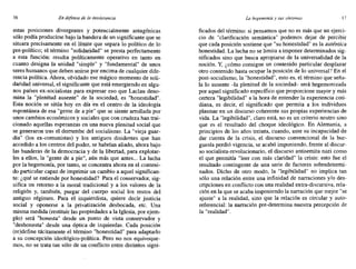 16 En defensa de la intolerancia La hegemonía y sus síntomas 17
estas posiciones divergentes y potencialmente antagónicas
sólo podía producirse bajo la bandera de un significante que se
situara precisamente en el límite que separa lo político de lo
pre-político; el término "solidaridad" se presta perfectamente
a esta función: resulta políticamente operativo en tanto en
cuanto designa la unidad "simple" y "fundamental" de unos
seres humanos que deben unirse por encima de cualquier dife-
rencia política. Ahora, olvidado ese mágico momento de soli-
daridad universal, el significante que está emergiendo en algu-
nos países ex-socialistas para expresar eso que Laclau deno-
mina la "plenitud ausente" de la sociedad, es "honestidad".
Esta noción se sitúa hoy en día "en el centro de la ideología
espontánea de esa "gente de a pie" que se siente arrollada por
unos cambios económicos y sociales que con crudeza han trai-
cionado aquellas esperanzas en una nueva plenitud social que
se generaron tras el derrumbe del socialismo. La "vieja guar-
dia" (los ex-comunistas) y los antiguos disidentes que han
accedido a los centros del poder, se habrían aliado, ahora bajo
las banderas de la democracia y de la libertad, para explotar-
les a ellos, la "gente de a pie", aún más que antes... La lucha
por la hegemonía, por tanto, se concentra ahora en el conteni-
do particular capaz de imprimir un cambio a aquel significan-
te: ¿qué se entiende por honestidad? Para el conservador, sig-
nifica un retomo a la moral tradicional y a los valores de la
religión y, también, purgar del cuerpo social los restos del
antiguo régimen. Para el izquierdista, quiere decir justicia
social y oponerse a la privatización desbocada, etc. Una
misma medida (restituir las propiedades a la Iglesia, por ejem-
plo) será "honesta" desde un punto de vista conservador y
"deshonesta" desde una óptica de izquierdas. Cada posición
(re)define tácitamente el término "honestidad" para adaptarlo
a su concepción ideológico-política. Pero no nos equivoque-
mos, no se trata tan sólo de un conflicto entre distintos signi-
ficados del término: si pensamos que no es más que un ejerci-
cio de "clarificación semántica" podemos dejar de percibir
que cada posición sostiene que "su honestidad" es la auténtica
honestidad. La lucha no se limita a imponer determinados sig-
nificados sino que busca apropiarse de la universalidad de la
noción. Y, ¿cómo consigue un contenido particular desplazar
otro contenido hasta ocupar la posición de lo universal? En el
post-socialismo, la "honestidad", esto es, el término que seña-
la lo ausente -la plenitud de la sociedad- será hegemonizada
por aquel significado específico que proporcione mayor y más
certera "legibilidad" a la hora de entender la experiencia coti-
diana, es decir, el significado que permita a los individuos
plasmar en un discurso coherente sus propias experiencias de
vida. La "legibilidad", claro está, no es un criterio neutro sino
que es el resultado del choque ideológico. En Alemania, a
principios de los años treinta, cuando, ante su incapacidad de
dar cuenta de la crisis, el discurso convencional de la bur-
guesía perdió vigencia, se acabó imponiendo, frente al discur-
so socialista-revolucionario, el discurso antisemita nazi como
el que permitía "leer con más claridad" la crisis: esto fue el
resultado contingente de una serie de factores sobredetermi-
nados. Dicho de otro modo, la "legibilidad" no implica tan
sólo una relación entre una infinidad de narraciones y/o des-
cripciones en conflicto con una realidad extra-discursiva, rela-
ción en la que se acaba imponiendo la narración que mejor "se
ajuste" a la realidad, sino que la relación es circular y auto-
referencial: la narración pre-determina nuestra percepción de
la "realidad".
 