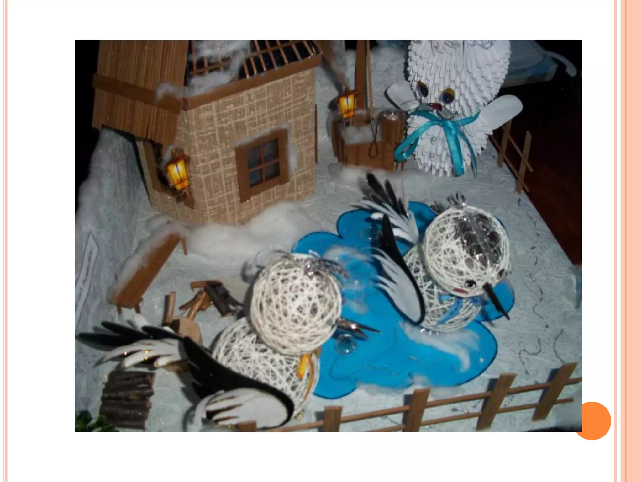 Сильний вітер зруйнував наше гніздечко, сніг присипав його, намочились і померзли наші крильця, ми не можемо летіти. – відповіли пташки.