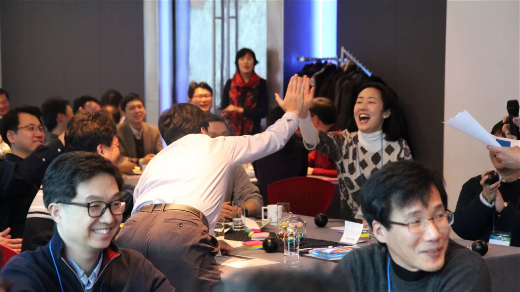 소크라테스 문답법
- 엉터리 전문가 역할을 부여해서 전문가 행세를 하도록 한 다음, 실제 본인의 전문 영
역에 관해서 다시 인터뷰를 진행하는 방식.
- 이를 통해 우리 모두가 사실은 타고난 전문가임을 깨닫게 되고
- 구성원들의 다양한 측면의 질문을 통해서 생각하지 못했던 관점을 발견하고 함께 창
조적 논의를 더할 수 있게 된다.

 