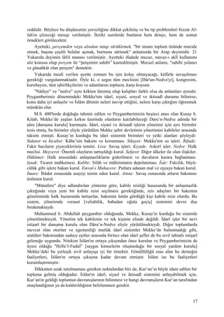 reddidir. Böylece bu düşüncenin yersizliğine dikkat çekilmiş ve bu tip problemleri bizzat Al-
lah'ın çözeceği mesajı verilmiştir. İleriki surelerde bunların hem detayı, hem de somut
örnekleri görülecektir.
Ayetteki, perçemden veya alından tutup sürüklemek, "bir insanı toplum önünde rencide
etmek, başına çeşitli belalar açmak, burnunu sürtmek" anlamında bir Arap deyimidir. 21
Yukarıda deyimin lâfzî manası verilmiştir. Ayetteki ifadede mecaz, mecaz-ı aklî kullanımı
söz konusu olup perçem ile “perçemin sahibi” kastedilmiştir. Mecazî anlamı, "sahibi yalancı
ve günahkâr olan perçem" demektir.
Yukarıda meali verilen ayette zımnen bu işin kolay olmayacağı, küfürle savaşılması
gerektiği vurgulanmaktadır. Öyle ki, o azgın tüm meclisini [Dâr'un-Nedve'yi], kongresini,
kurultayını, tüm işbirlikçilerini ve adamlarını toplasın, karşı koysun.
"Nâdiye" ve "nedve" aynı kökten türemiş olup kalıpları farklı olsa da anlamları aynıdır.
Peygamberimiz dönemindeki Mekke'nin idarî, siyasî, sosyal ve iktisadî durumu bilinirse,
konu daha iyi anlaşılır ve İslâm dîninin neleri tasvip ettiğini, nelere karşı çıktığını öğrenmek
mümkün olur.
M.S. 400'lerde doğduğu tahmin edilen ve Peygamberimizin beşinci atası olan Kusay b.
Kilab, Mekke’de yaşları kırkın üzerinde olanların katılabileceği Daru’n-Nedve adında bir
şûra [danışma kurulu] kurmuştu. İdarî, siyasî ve iktisadî işlerin yönetimi için ayrı birimler
tesis etmiş, bu birimler eliyle yürütülen Mekke şehir devletinin yönetimini kabileler arasında
taksim etmişti. Kusay’ın kurduğu bu idari sistemin birimleri ve yetki alanları şöyleydi:
Sidanet ve hicabet: Kâbe’nin bakımı ve korunması. Sikayet: Mekke'nin su işleri. Rifade:
Fakir hacıların yiyeceklerinin temini. Liva: Savaş işleri. Kıyade: Askerî işler. Nedve: Halk
meclisi. Meşveret: Önemli olayların tartışıldığı kurul. Sefaret: Diğer ülkeler ile olan ilişkiler.
Hükümet: Halk arasındaki anlaşmazlıkların giderilmesi ve davaların karara bağlanması.
Işnak: Ticaret mahkemesi. Kubbe: Silâh ve mühimmatın depolanması. Îsâr: Falcılık, büyü-
cülük gibi işlere bakan kurul. Emval-i Muhacere: Putlara adanan mal ve eşyaya bakan kurul.
İmare: İbâdet esnasında asayişi temin eden kurul. Ainne: Savaş esnasında atların bakımını
üstlenen kurul.
"Münafere" diye adlandırılan yönteme göre, kabile reisliği hususunda bir anlaşmazlık
çıktığında veya yeni bir kabile reisi seçilmesi gerektiğinde, reis adayları bir hakemin
gözetiminde halk huzurunda tartışırlar, hakemin üstün gördüğü kişi kabile reisi olurdu. Bu
sistem, yönetimde veraset [veliahtlık, babadan oğula geçiş] sistemini devre dışı
bırakmaktaydı.
Muhammed b. Abdullah peygamber olduğunda, Mekke, Kusay'ın kurduğu bu sistemle
yönetilmekteydi. Yönetim tek kabilenin ve tek kişinin elinde değildi. İdarî işler bir nevi
istişarî bir danışma kurulu olan Dâru’n-Nedve eliyle yürütülmekteydi. Diğer toplumlarda
mevcut olan otoriter ve egemenliği mutlak idarî sistemler Mekke’de bulunmadığı gibi,
statüleri bakımından sadece eşitler arasında birinci olan idarî şefler de bu sivil tabiatlı istişarî
geleneğe uygundu. Nitekim İslâm'ın ortaya çıkışından önce kurulan ve Peygamberimizin de
üyesi olduğu "Hılfu’l-Fudul" [saygın kimselerin oluşturduğu bir sosyal yardım kurulu]
Mekke’deki bu yerleşik sivil anlayışa iyi bir örnektir. Gönüllülüğü esas alan bu derneğin
faaliyetleri, İslâm'ın ortaya çıkışına kadar devam etmiştir. İslâm ise bu faaliyetleri
kurumlaştırmıştır.
Dikkatten uzak tutulmaması gereken noktalardan biri de, Kur’an’ın böyle idare edilen bir
topluma gelmiş olduğudur. İslâm'ın idarî, siyasî ve iktisadî sistemini anlayabilmek için,
Kur’an'ın geldiği toplumun davranışlarının bilinmesi ve hangi davranışların Kur’an tarafından
onaylandığının ya da kaldırıldığının belirlenmesi gerekir.
17
 