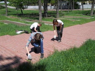 Прибирання території біля пам\ятників