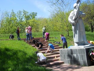 Прибирання території біля пам\ятників