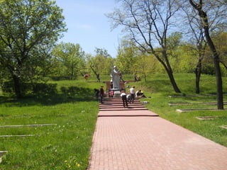 Прибирання території біля пам\ятників