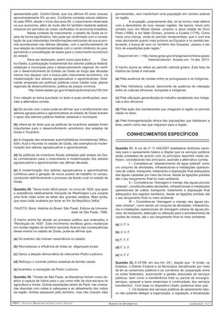 IBEG - Instituto Brasileiro de Educação e Gestão Agente de Informática ANSEAGO 6/12 
apresentada pelo Centro-Oeste, que nos últimos 40 anos cresceu 
aproximadamente 9% ao ano. Conforme constata estudo elabora-do 
pelo IPEA, desde o início dos anos 60, o crescimento observado 
na sua economia, além de muito alto foi também bastante estável, 
inclusive em períodos de crises verificadas na economia brasileira. 
Nesse contexto de crescimento, o estado de Goiás se in-sere 
de forma significativa. Isto pode ser confirmado com a consta-tação 
de que importantes transformações estruturais de sua econo-mia 
aconteceram nas últimas décadas, com o aprofundamento de 
sua relação de complementaridade com o centro dinâmico do país, 
permitindo a consolidação de bases para o crescimento econômico 
do estado. 
Deve ser destacado, assim como para todo o Cen-tro- 
Oeste, a participação fundamental dos setores públicos federal, 
estaduais e municipais para o desenvolvimento regional. Ao verifi-car 
o desenvolvimento do Estado de Goiás ao longo das décadas 
iremos nos deparar com a busca pelo crescimento econômico, via 
modernização dos setores agropecuários e agroindustriais, forte-mente 
amparada em políticas públicas como crédito rural, planos 
regionais de desenvolvimento, política de preços mínimos. 
http://www.seplan.go.gov.br/sepin/pub/conj/conj1/02.htm 
Com relação ao tema suscitado no texto e suas ramificações, assi-nale 
a alternativa correta. 
(a) De acordo com o texto pode-se afirmar que o arrefecimento dos 
setores agropecuários e agroindustriais do estado de Goiás tiveram 
o apoio dos setores públicos federal, estadual e municipais. 
(b) Infere-se do texto que as políticas de incentivos estatais foram 
importantes para o desenvolvimento econômico dos estados de 
Goiás e Tocantins. 
(c) A chegada das empresas automobilísticas (montadoras) Mitsu-bishi, 
Audi e Hyundai no estado de Goiás, são exemplos da moder-nização 
dos setores agropecuários e agroindustriais. 
(d) As políticas de incentivos fiscais adotadas pelo estado de Goi-ás 
corroboraram para o crescimento e modernização dos setores 
agropecuários e agroindustriais nas últimas décadas. 
(e) A modernização dos setores agropecuários e agroindustriais 
contribuiu para a geração de novos postos de trabalho no campo, 
concluindo definitivamente o processo de êxodo rural no estado de 
Goiás. 
Questão 29. “Seria muito difícil prever, no início de 1929, que após 
a presidência relativamente tranquila de Washington Luís surgiria 
uma forte cisão entre as elites dos grandes estados. Mais ainda, 
que essa cisão acabaria por levar ao fim da República Velha.” 
FAUSTO, Boris. História do Brasil. São Paulo: Editora da Universi-dade 
de São Paulo, 1996. 
O trecho acima faz alusão ao processo político que antecedeu a 
“Revolução de 1930”. Este movimento revoltoso gerou mudanças 
em muitas regiões do território nacional. Acerca das consequências 
desse evento no estado de Goiás, pode-se afirmar que: 
(a) Os eventos não tiveram ressonância no estado. 
(b) Recrudesceu a influência de todas as oligarquias locais. 
(c) Gerou a eleição democrática do interventor Pedro Ludovico. 
(d) Reforçou o controle político estadual da família caiado. 
(e) Acarretou a nomeação de Pedro Ludovico. 
Questão 30. “Vindas de São Paulo, as Bandeiras tinham como ob-jetivo 
a captura de índios para o uso como mão de obra escrava na 
agricultura e minas. Outras expedições saíam do Pará, nas chama-das 
descidas com vistas à catequese e ao aldeamento dos índios 
da região. Ambas passavam pelo território, mas não criavam vilas 
permanentes, nem mantinham uma população em número estável 
na região. 
A ocupação, propriamente dita, só se tornou mais efetiva 
com a descoberta de ouro nessas regiões. Na época, havia sido 
achado ouro em Minas Gerais, próximo a atual cidade de Ouro 
Preto (1698), e em Mato Grosso, próximo a Cuiabá (1718). Como 
havia uma crença, vinda do período renascentista, que o ouro era 
mais abundante quanto mais próximo ao Equador e no sentido les-te- 
oeste, a busca de ouro no ‘território dos Goyazes’, passou a ser 
foco de expedições pela região.” 
Disponível em: < http://www.goias.gov.br/paginas/conheca-goias/ 
historia/colonia>. Acesso em: 14 dez. 2013. 
O trecho acima se refere ao período colonial goiano. Esta fase da 
história de Goiás é marcada 
(a) Pela ausência de contato entre os portugueses e os indígenas. 
(b) Pelo hibridismo cultural, decorrente da ausência de interação 
entre as culturas africanas, europeias e indígenas. 
(c) Pela utilização generalizada do trabalho assalariado dos indíge-nas 
e dos africanos. 
(d) Pela ação dos bandeirantes que chegaram à região no período 
citado no texto. 
(e) Pela homogeneização étnica das populações que habitavam a 
área, assim como das que migraram para a região. 
CONHECIMENTOS ESPECÍFICOS 
_____________________________________________ 
Questão 31. A Lei de nº 11.445/2007 estabelece diretrizes nacio-nais 
para o saneamento básico e dispõe que os serviços públicos 
serão prestados de acordo com os princípios descritos nesta Lei. 
Assim, considerando tais princípios, assinale a alternativa correta. 
I – Considera-se “abastecimento de água potável” como 
um conjunto de atividades, infraestruturas e instalações operacio-nais 
de coleta, transporte, tratamento e disposição final adequados 
das águas captadas por meio da chuva, desde as ligações prediais 
até o seu lançamento final no meio ambiente. 
II – Considera-se “drenagem e manejo das águas pluviais 
urbanas”, constituída pelas atividades, infraestruturas e instalações 
operacionais de coleta, transporte, tratamento e disposição final 
adequados dos esgotos sanitários, desde as ligações prediais até 
o seu lançamento final no meio ambiente. 
III – Considera-se “drenagem e manejo das águas plu-viais 
urbanas”, como sendo um conjunto de atividades, infraestrutu-ras 
e instalações operacionais de drenagem urbana de águas plu-viais, 
de transporte, detenção ou retenção para o amortecimento de 
vazões de cheias, até o seu lançamento final no meio ambiente. 
(a) V, F, V. 
(b) V, V, F. 
(c) F, F, F. 
(d) F, V, F. 
(e) V, F, F 
Questão 32. A CF/88, em seu Art. 241, dispõe que: “A União, os 
Estados, o Distrito Federal e os Municípios disciplinarão por meio 
de lei os consórcios públicos e os convênios de cooperação entre 
os entes federados, autorizando a gestão associada de serviços 
públicos, bem como a transferência total ou parcial de encargos, 
serviços, pessoal e bens essenciais à continuidade dos serviços 
transferidos”. Com base no dispositivo citado, podemos dizer que: 
I - Os titulares dos serviços públicos de saneamento bási-co 
não poderão delegar a organização, a regulação, a fiscalização 
 