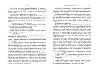 120                            LA META                                                        ELIYAHUM. GOLDRATTJEFFCOX                     121


    Miro la fila. Los huecos siguen produciéndose y, además, se               Pero, veamos lo que sucede: la longitud de la fila se ha ensanchado
ensanchan cada vez más rápido. Observo algo extraño. Ya nadie             más y más rápidamente que nunca. Los huecos entre los chicos han
estorba a nadie en la fila. Salvo a mí, que me encuentro estancado        aumentado. Cuanto más cerca de la cabeza, más grandes son los huecos
detrás de Herbie.                                                         y más rápidamente se amplían.
    ¿Herbie? ¿Qué es lo que hace Herbie aquí detrás?                          Lo que está pasando puede verse, también, de esta manera: Herbie
    Me inclino hacia un lado para ver mejor la fila. Ron ya no va a la    camina a su paso, que es inferior a mi velocidad potencial. Debido a
cabeza sino que se encuentra en tercer lugar. Delante de él va Dave,      esta dependencia, mi velocidad máxima es igual al paso de Herbie.
pero no consigo saber quién dirige ahora la columna. Está muy lejos.      Resulta que lo que yo ando son los «ingresos», pero como el paso de
¡Qué puñeteros!, han cambiado el orden de marcha por su cuenta y          Herbie gobierna al mío, Herbie resulta ser quien determina los
riesgo.                                                                   «ingresos».
    — Herbie, ¿cómo es que estás aquí atrás?                                  Creo que empiezo a aclararme.
    — ¡Oh!, hola, señor Rogo —y se vuelve hacia mí—. Pensé que era            En realidad, no importa a qué velocidad vaya, o pueda ir, cualquiera
mejor irme hasta donde usted, para no retrasar a nadie.                   de nosotros. Alguien, a la cabecera de la fila, avanza a una velocidad
    Camina vuelto hacia atrás mientras habla.                             superior a la media, digamos a tres millas por hora. ¿Y qué? ¿Sirve esta
    — ¡Ah! Bien pensado por tu parte. ¡Cuidado!                           velocidad para que el grupo en su conjunto se mueva más rápido,
    Herbie tropieza con una raíz, sale volando y aterriza sobre su        aumente sus «ingresos»? En absoluto. Cada chico camina un poco más
trasero. Le ayudo a incorporarse.                                         deprisa que el siguiente, según se va hacia atrás en la fila. ¿Ayuda
    — ¿Estás bien?                                                        alguno de ellos a ir más rápido al grupo? Nada de eso. Herbie sigue
    — Sí, pero creo que es mejor que camine mirando hacia adelante.       andando a su propio paso. Es el único que determina la marcha del
Lo malo es que es difícil hablar así.                                     grupo en su conjunto.
    — No importa, Herbie —le digo, cuando comenzamos a andar de               De hecho, el más lento del grupo es el que determina la velocidad
nuevo—. Disfruta de la excursión. Yo, de todas formas, tengo muchas       del conjunto. No siempre tiene que ser Herbie. Antes de parar para
cosas en qué pensar.                                                      almorzar, Herbie caminaba bastante rápido. No resultaba tan evidente
    Y no miento. Puede que Herbie me haya puesto sobre la pista de        quién era el más lento del grupo. Así que el papel de Herbie, el tope
algo. Creo que Herbie es el más lento del grupo, a no ser que se          máximo de «ingresos», oscilaba, por así decirlo, en el grupo,
esfuerce duramente, como lo hizo antes del almuerzo. Parece un buen       dependiendo del que fuera el más lento en un momento determinado.
chico y todo lo demás, incluso claramente consciente, pero más lento      Pero, en general, Herbie es quien tiene la menor capacidad para
que los demás. Alguien tiene que serlo. Cuando Herbie marcha a lo que     caminar. En última instancia, es él quien determina la velocidad del
yo llamo vagamente, su paso óptimo, o sea, al que se siente cómodo, se    grupo. Lo que significa...
mueve más despacio que los que van detrás. En este caso, yo.                  — ¡Eh!, ¡fíjese en eso, señor Rogo! —Herbie señala un indicador
    Por el momento, Herbie no impide la marcha a nadie, excepto a mí.     de cemento al borde del sendero.
De hecho, los chicos se las han arreglado, no sé si casualmente o a           — Pero, parece..., ¡sí!, es un auténtico indicador de millas. La
propósito, de forma que nadie limita la marcha de nadie. No veo a nadie   cantidad de veces que he oído hablar de ellos, y hoy tropiezo con uno.
que se quede atrás por ese motivo. El orden en que se han colocado            En este pone...
sitúa al chico más rápido a la cabeza y al más lento en la cola. Cada          _ Cinco... millas.
cual ha encontrado su velocidad óptima por sí mismo. Si esta fuera mi         Lo que significa que nos queda la mitad del camino. Son las...
fábrica, sería como si diese trabajo, ininterrumpidamente, a cada         ¡vaya!, las dos y media. Como salimos a las ocho y media, y quitando
recurso, sin tiempos muertos en los mismos.                               la hora que estuvimos comiendo..., eso significa que hemos
 