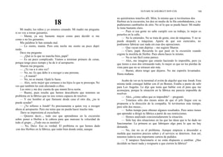 ELIYAHU M. GOLDRATT JEFF COX                      155


                                                                          no quisiéramos tenerlos allí. Mira, lo mismo que si tuviésemos dos
                                18                                        Herbies en la excursión, los dos en medio de la fila estorbándonos, y no
                                                                          pudiésemos cambiarlos de sitio. No sé lo que se puede hacer. Mi madre
                                                                          lo tiene bastante claro.
    Mi madre, los niños y yo estamos cenando. Mi madre me pregunta
                                                                               — Pues si esa gente no sabe cumplir con su trabajo, lo mejor es
si no voy a tomar guisantes.
                                                                          ponerlos en la calle.
    — Mamá, ya soy bastante mayor como para decidir si me
                                                                               — No lo entiendes. No se trata de gente, sino de máquinas. Y no se
como o no los guisantes.
                                                                          puede despedir a máquinas. Aparte de que son esenciales, no
    Mis palabras le han sentado mal.
                                                                          podríamos fabricar casi nada sin esas dos operaciones.
    — Lo siento, mamá. Pero esta noche me siento un poco depri
                                                                               — Que vayan más deprisa —me sugiere Sharon.
mido.
                                                                               — Claro, papá. Recuerda lo que pasó en la excursión cuando
    Dave me pregunta:                                                     cogiste la mochila de Herbie. Pues ahora haces lo mismo.
    — ¿Qué es lo que no marcha bien, papá?                                     — No es tan fácil como parece.
    — Es un poco complicado. Vamos a terminar primero de cenar,                — Alex, me imagino que estarás haciendo lo imposible, pero ya
porque tengo poco tiempo y he de ir al aeropuerto.                        que tienes a esos dos retrasando todo, lo mejor es que no los pierdas de
    Sharon me pregunta.                                                   vista para que no se retrasen aún más.
    — ¿Te vas a ir otra vez?                                                   — Bueno, ahora tengo que dejaros. No me esperéis levantados.
    — No, no. Es que debo ir a recoger a una persona.                     Hasta mañana.
    — ¿A mamá?
    — No, no es mamá. Ojalá lo fuese.                                         Acabo de ver en la terminal el avión de alquiler que trae Jonah. Esta
    — Alex, sería mejor que contases a tus hijos lo que te preocupa. No   misma tarde conseguí hablar con él en Boston. Estaba a punto de salir
ves que también les está afectando a ellos.                               para Los Angeles. Le dije que tenía que hablar con él para que me
    Les miro y me doy cuenta de que mamá lleva razón.                     aconsejara, porque la situación en la fábrica me parecía imposible de
    — Bueno, pues resulta que hemos descubierto que tenemos un            resolver.
problema en la fábrica que no nos vemos capaces de resolver.                  — Alex, ¿cómo sabes que es imposible? —preguntó.
    — Y ese hombre al que llamaste desde casa el otro día, ¿no te             — Tenemos sólo dos meses antes de que el jefe llegue con su
puede ayudar?                                                             propuesta a la dirección de la compañía. Si tuviésemos más tiempo,
    — ¿Te refieres a Jonah? Es precisamente a quien voy a recoger         pero sólo dos meses...
ahora al aeropuerto. Pero me temo que no pueda hacer mucho más.               — Sobra tiempo para obtener algunos resultados. Pero antes tienes
     Dave se impresiona al escucharlo.                                    que aprender a dirigir tu fábrica a partir de sus restricciones.
    — Quieres decir..., todo eso que aprendimos en la excursión               — Hemos analizado concienzudamente la situación.
sobre poner a Herbie a la cabeza para que marcase la velocidad de             — Sólo hay dos situaciones en las que las ideas que te he dado no
todo el grupo... ¿Todo eso es mentira?                                    funcionarían. La primera es que fabriques algo para lo que no hay
     — No, Dave. Eso es verdad. El problema es que hemos dado             demanda.
 con dos Herbies en la fábrica, que están bien donde están, aunque            — No, ése no es el problema. Aunque empieza a descender a
                                                                          medida que nuestros precios suben y el servicio se deteriora. Aun así,
                                                                          tenemos todavía una importante cartera de pedidos.
                                                                              — Y tampoco funcionaría si no estás dispuesto a cambiar. ¿Has
                                                                          decidido no hacer nada y resignarte a que cierren la fábrica?
 