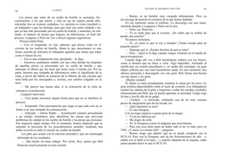 ELIYAHU M. GOLDRATT JEFF COX                     187
186                             LA META


     Las piezas que salen de un cuello de botella se asemejan, fre-               — Bueno, es un hombre muy ocupado últimamente. Pero yo
cuentemente, a las que entran, y sólo un ojo de experto puede dife-           me encargo de ponerle al corriente de lo que hemos hablado.
renciarlas tras un examen cuidadoso. La cuestión es cómo enseñarle a               En ese momento suena el teléfono. Lo descuelgo con una mano,
un trabajador a que las distinga, para que trate con sumo cuidado a las       mientras despido a Langston y Penn con la otra.
                                                                                  — Hola, soy Donovan.
que ya han sido procesadas por un cuello de botella, y aumentar, de este
                                                                                  — Ya es tarde para que te excuses. ¿No sabes que te acabas de
modo, el número de piezas que lleguen, no defectuosas, al final del
                                                                              perder una reunión?
proceso. Langston y Penn me van a ofrecer algunas sugerencias.
                                                                                   No parece inmutarse.
     Primero habla Penn.
                                                                                  — Al, ¡si vieras lo que te voy a enseñar! ¿Tienes tiempo para un
     — Con el etiquetado en rojo sabemos qué piezas están en el
                                                                              pequeño paseo?
 circuito de los cuellos de botella. Ahora lo que necesitamos es una              — Supongo que sí. ¿Puedes decirme de qué se trata?
 forma sencilla de indicarle al trabajador aquéllas que tienen que tratar         — Pues... mejor te lo digo cuando vengas. Estamos en el muelle de
 como si fueran de oro.                                                       aprovisionamiento.
     — Esa es una comparación muy apropiada —le digo.                              Cuando llego allí veo a Bob haciéndome señales con los brazos,
     — Entonces, podríamos señalar con una cinta dorada las etiquetas         como si temiera que no fuese a verle. Algo imposible. Arrimado al
 de aquellas piezas ya procesadas por un cuello de botella y que              muelle hay un camión descubierto y, en medio del remolque, un gran
 indicasen al obrero que las tiene que tratar como si fueran oro. Por mi      objeto cubierto por una lona fuertemente atada. En este momento, dos
 parte, lanzaría una campaña de información sobre el significado de la        obreros proceden a descargarlo con una grúa. Bob forma una bocina
 cinta, a través del tablón de anuncios de la fábrica, de una circular que    con las manos y les grita:
 sería leída por los encargados o, incluso, con carteles colgados en la            ¡Mucho cuidado!
 nave.                                                                             El objeto se mece pesadamente mientras lo alzan por los aires. La
      — Me parece una buena idea, si la colocación de la cinta no             grúa termina depositándolo sobre el suelo de cemento. Los trabajadores
  entorpece la producción.                                                    sueltan las cadenas de la grúa y empiezan a soltar las cuerdas, ayudados
      Langston interviene:                                                    afanosamente por Bob, que no puede aguantar su ansiedad. Luego coge
                                                                              la lona y tira de ella de un golpe.
      — Creo poder encontrar alguna forma para que no se interfiera el
                                                                                  — ¡Tachan! —y retrocede, señalando una de las más vetustas
  proceso.                                                                    piezas de maquinaria que me ha tocado ver.
      — Estupendo. Otra preocupación que tengo es que todo esto no se             — ¿Qué demonios es esto?
  limite a ser una campaña de comunicación.                                       — Es una Zmegma.
      — Entiendo —afirma Ralph—. Actualmente estamos procediendo                   Con un trapo empieza a quitar parte de la mugre.
  a un estudio sistemático para identificar las causas que provocan               — Ya no las fabrican así.
  problemas de calidad en los cuellos de botella y las piezas que procesan.       — Me alegro de oírlo.
  Eso requerirá algún tiempo. Por el momento, hemos dispuesto que se              — Al, la Zmegma es justo la máquina que necesitamos.
  aumente la precisión de los procedimientos actuales, mediante una               — Pues esa cosa tiene pinta de haber sido el no va más, pero en
  doble revisión en todo el circuito de cuellos de botella.                   1942. ¿Y cómo va a sernos útil? —pregunto.
       Les pido que actúen con la máxima celeridad y que me mantengan             — Bueno, tengo que admitir que no se puede comparar con la
   informado de los resultados.                                               NCX-10. Pero con la Zmegma, una de las Screwmeisters de allá —y
       — Han hecho un buen trabajo. Por cierto, Roy, pensé que Bob            señala con el dedo a lo lejos— y aquella máquina de la esquina, todas
                                                                              juntas pueden hacer lo que la NCX-10.
   Donovan estaría presente en esta reunión.
 