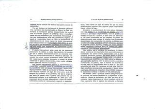 X
GILBERTO MARCOS ANTÔNIO RODRIGUES
dadelròs ato/es a influirnos-destinos dos países menos de
senvolvidos.
Por que destacar os movimentos de libertação nacional?
Ora, o processo de descolonização da África e da Ásia con
frontava as metrópoles (países independentes do centro)
com as colônias (nações da periferia). Sem o reconheci
mento de tais movimentos pela comunidade internacional, a
luta pela Independência teria sido considerada ilegítima. O
papel da Assembléia Geral da ONU foi fundamental no
estabelecimento de novas regras de direito internacional,
cujo marco encontra-se na.Tj,esojU£ã^^
brò:.dê -197Òa.qué.'e.stabBlè^
AL?.!Z!S£Í0J.1â!,L-.
O direito internacional, aliás, pode ser um Importante
instrumento de defesa na visão dependentista. Na medida
Lem que o sistema internacional ganhe um crescente com
plexo de normas internacionais de validade e aplicação uni
versais, os países menos favorecidos podem valer-se de
tais regras para protestar, denunciar e impedir as ações
unilaterais de países desenvolvidos, sejam ações militares,
sejam ações de natureza econômica.
Uma terceira característica básica do dependentismo é
a sua visão pessimista quanto àjossíbilidãõe de convlvelv"
cjajial^õnjca^emreos atorcTlnternacionais. Neste para
digma prevalece a idéia de que todos~ãs~ceTrários Internacio
nais sempre implicam um jogo de soma zero, onde há
sempre um. ganhador e um perdedor. Daí que a coopera
ção entre os países ricos e pobres não passaria de um
instrumento paliativo e de legitimação do statu quo. Uma
negociação entre um país desenvolvido e outro em desen
volvimento poderia ser representada, segundo o dependen
O QUE SÃO RELAÇÕES INTERNACIONAIS
tismo, como sendo um jogo do xadrez em que os menos
desenvolvidos jogariam sem algumas peças Importantes.
Desde o início do jogo...
Entretanto, o reconhecimento de outros atores internacio
nais não desfigurou a importância do Estado como ator
central no paradigma dependentista. Isso se justifica na
medida biti que ele, o Estado, é visto como um Instrumen
to, um melo fundamental de que dispõem os países em
desenvolvimento para proteger e fomentar suas economias,
A_estatlzaçáo das companhias dB petróleo no México, pro-
movida pelo então presiden.tQ_Lazaro_Card.enas,, no. inicio
da Segunda Guerra Mundial, constitui um marco hjstórico
dessa competiçãõ~crescente__entre _os Estados em desen-
yõlyímen]a gás emgresas mj.il]inaclanals.
Vaie lembrar que a formação do paradigma da depen
dência revelou-se em importantes fatos que evidenciaram a
insatisfação dos países menos desenvolvidos com a desi
gualdade econômica mundial. Maí^s^y^^lgbal^l^/j^çãõ
dá Conferência das.jvjaçôes Unidas ":para: o Comércio e
Desenvolvimento (UNCTAD), èrn -1963, avivou os debates e
gerou posições de'.blõob, entre os países subdesenvolvidos,
contribuindo, ná prática, para a tomada de consciência
mundial sobre as desigualdades entre o Norte o o Sul Nos
prxmórdios dos ano? .70, a proposta de criar u,ma nova or
dem econômica Internacional representou, ó. ápice..desse
mp.vlmeritp^ países désênvójvidós opuseram-
se à esperada mudança na divisão do bolo, internacional,"
Na América Latina a principal iniciativa intergovernamen-
tal inspirada nas teorias cepalinas foi a negociação e apro
vação do Tratado de Montevidéu, em 1960, que criou a As
sociação Latino-Amerlcana de Livre Comércio (ALALC).
Este organismo tinha o objetivo de estimular o chamado
 