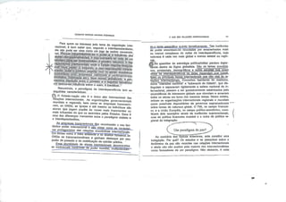 GILBERTO MARCOS ANTÔNIO RODRIGUES
Para quem se interessa pelo tema da negociação Inter-
T2f£S2 Sabfr qUe' Se9Und° °inter^Pen5dentismo.
•S;^ - ''" t5C3nh8f?end0"SO: ? poder#'a' iri/Juência dos'ato ^.nap-goyername-itais, cjógo^reclsaría ter mais dè um
l^U!eirp:.pará,-ser compreendido: dprmbiro ifâbulelrü- odás
^Z ^S^^^P^I^^^é oEstado'negocia'faosições
/ C0^^-;m^-, ° 'sÇ9undo,,o .das-neqooiacõés intranà'^
>p.^^#^;i°^.^6ínb-"e96gia com -os- atores rfomêsficos
oinoicHíos..bLrü=rae,a etp). Num mundo'globalizado a ner-
mariente interação, entre. o. primeiro e ô segurido tabuleiros1
um exercendo.influência sobro o outro, é inevitável.
Resumindo, o paradigma da interdependência tem as
seguintes características:
^L?nOEcffaí!0"naÇ,à0 nã° é° Único ator 'ntornacfonal dasrelações internacionais. As organizações governamentais
mundiais e regionais, bem como as empresas íSSSS
nais, as ONGs, as Igrejas e até mesmo os-indivíduos são
mSTí «UB .,0flüm PapéíS às V62es mais importantes oumais Influentes do que os exercidos pelos Estados Essa é
uma das diferenças marcantes entre o paradigma realista e
o inlordependentista. B
.. ^s-§mpresas transnacionais têm reconhecido oseu fan-
tast.co poder internacional eJiãjLjWsia^m^^
^proja^omstas das relações e^JôSa^^
ONGs se transnaconallzam e ganham destaque por seu
poder de pressão e de mobilização da opinião pública "
^gsa^fuj-ajfdade de atores Internacionais tesCB/ítralfea
as tradic.onals^üIrBãird^^^^
O OUE SAO RELAÇÕES INTERNAÜIONAIS
rin-o tanto geográfica quanto tematicamente. Tais instâncias
de poder encontram-se vinculadas por emaranhados mais
ou menos complexos de redes de interdependência, cuja
natureza é cada vez mais global e menos estatal ou regio
nal?;
(fâV-Ás questões de estratégia política/militar perdem Impor
tância dentro da lógica globalista. São os temas econumi-
cos, amhiantais. demográficos^ |odplsi.afqueje8_oue crfem
rei^^jnjj^
tlTem~osJ)r^cJr^^
íãções Internáclonajs. Conceitos lapidares do realismo,
comaTTnieFèsse' nacional" e "soberania do Estado", que dis-
tingulam e separavam rigidamente a esfera nacional da in
ternacional, passam a ser gradativamente relativizados pela
ascendência de interesses globais que vinculam e amarram
todos os atores em torno dos mesmos tomas. Nessa esteira,
entram as organizações internacionais regionais e mundiais
como possíveis depositárias de governos supranacionais
sobre temas de natureza global. O FMI, no campo financei
ro, e a União Européia, no campo político-econômico, cons
tituem dois exemplos atuais de Instâncias supranacionais,
uma de política financeira mundial e a outra de política re
gional de Integração.
Um paradigma da paz?
Ao contrário doTTopícóT"ãnteriores, este.constitui uma
indagação. Por quê? Os estudos e as pesquisas sobre o
fenômeno da paz são recentes nas relações Internacionais
e ainda não são aceitos pela maioria dos internacionalistas
como formadores de um paradigma. Não obstante, é cada
 
