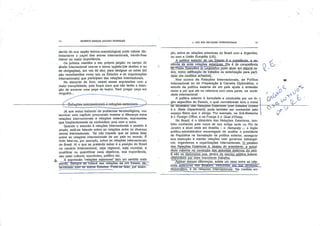 14 GILBERTO MARCOS ANTÔNIO RODRIGUES
dendo de sua opção teórico-metodológica) pode valorar dis
tintamente o papel dos atores Internacionais, dando-lhes
menor ou maior importância.
Os juristas mantêm o seu próprio jargão: no campo do
direito internacional usa-se o termo [sujéitò:;{úe direitos e ou
de obrigações), em vez de ator, para designar os entes (só
são reconhecidos como tais os Estados e as organizações
internacionais) que participam das relações internacionais.
No decorrer do livro, usarei essas expressões com a
maior tranqüilidade, pois ficará claro que não tenho a inten
ção de encenar uma peça de teatro. Nem pregar peça em
ninguém...
&
-Relações-ifiter-naGÍ0nais-e-relações-exter;ioEes-
Já que estou tratando de problemas terminológicos, vou
terminar este capítulo procurando mostrar a diferença entre
relações internacionais e relações exteriores, expressões
que freqüentemente se confundem uma com a outra.
Quando o assunto é relações internacionais o sentido é
amplo; está-se falando sobre as relações entre os diversos
atores internacionais. Tal não Impede que se possa falar
sobre as relações internacionais de um país no mundo. É
lícito falar-se, por exemplo, sobre as relações internacionais
do Brasil. Al o que se pretende saber é a posição do Brasil
no cenário internacional, seja regional, seja mundial, e
qualificar ou quantificar seus objetivos, sua importância,
seu peso cultural,-econômico, político etc.
A expressão "relações exteriores" tem um sentido mais
estrito, üemprè se Tratará das relações de um Estado de
terminado com "Os õUtr05~E5T^tysTl:,üTje^5e-fãtar, poréxem-~
1
O QUE SÃO RELAÇÕES INTERNACIONAIS
pio, sobre as relações exteriores do Brasil com a Argentina,
ou com a União Européia (UE).
A política exterior de um Fstado ó a sustância, a es
sência de suas relações exteriores. Ela é da competência
dq.Ç^ãri^^SÍS^Jtel^i^^^^^Ç atuar em. alguns ca
sos, como ratificação de traiados ou autorização para parti-'
cipar.em conflitos armados). '
Nos cursos de Relações Internacionais, de Política
Internacional ou de Preparação à CarrBira Diplomática, o
estudo da política externa de um país ajuda a entender
como e por que ele se relaciona com seus pares, na socie
dade internacional.
A política exterior é formulada e conduzida por um ór
gão específico do Estado, o qual normalmente leva o nome
de Ministério dã^Relãçõe^EXtêTlõTêã-(fTo~S~E5ta"ÜoTrUrfldü5~
é o State Depaiimanl); pode também ser conhecido pelo
espaço físico que o abriga. Por exemplo, na Grã-Bretanha
é o Foreign Office, e na França é o Quai d'Orsay.
No Brasil, é o Ministério das Relações Exteriores, tam
bém conhecido pelo nome de sua antiga sede no Rio de
Janeiro e atual sede em Brasília - o Itamaraty -, o órgão
político-administrativo encarregado de auxiliar o presidente
da República na formulação da política exterior, assegurar
sua execução e manter relações com governos estrangei
ros, organismos e organizações internacionais. 0_miDJstio
das Relações Exteriores é, abajxo do presidente, a autori
dade máxima na condução,dos assuntos externos, do país.
E são os dipJojT^ajasjaje^jierrirojJq^. seryiçp^pjj^|jçptifed_e.r.al,
respondem por. esse Importante trabalho.
^Apesar dessas diferenças, existe um nexo entre as rela
ções exteriores""Bos Estados, traduzidas _em sua atívidads_
diplomática, e as relações internacionais. Na medida em
<o
fy
o
ON
*
 