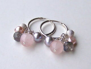 Zilveren oorbellen met trosje rozenkwarts, labradoriet, parels en gediamanteerde bal
