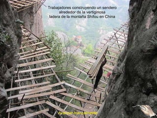 Trabajadores construyendo un sendero alrededor de la vertiginosa ladera de la montaña Shifou en China Avanzar manualmente 