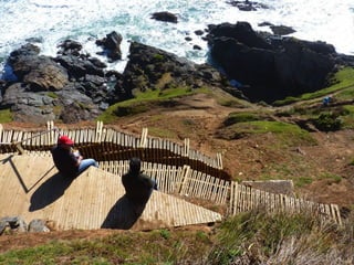 Estacion Infiernillo

La Estación Infiernillo, es en cierta forma la conceptualización de una serie de observaciones que tienen que ver con el paisaje y su usuario. Es el
cómo un sujeto recorre sus senderos y como se sitúa sobre él, teniendo la conciencia de que esta obra genera un lugar de pausa y contemplación
con respecto al paisaje costino.
 