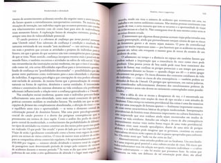 menta de acontecimentos
acidentais envolve diz respeito tanto a antecipa<;:6e
do futuro quanto a entendimentos
interpretativos
correntes. Na maioria da:
situa<;:oes de intera<;:ao, urn indivfduo supoe que os outros presentes nao usarao
seu relacionamento
corrente com ele como base para atos de malevolencia
num momento futuro. A explora<;:ao futura de situa<;:oes correntes, porem, e
sempre uma area de vulnerabilidade
potencial.

o casulo

e a cobertura de confianfa que torna possivel Sustentar
uma Umwelt vidvel. Esse substrato de confian<;:a e condi<;:ao e result ado da
natureza rotinizada de urn mundo "sem incidentes" - urn universo de even_
tos reais e possfveis que cercam as atividades e projetos do indivfduo para 0
protetor

futuro, em que 0 grosso do que acontece nao tern consequencias
para a pessoa
de que se trata. Nesse sentido, confian<;:a incorpora eventos reais e possfveis no
mundo fisico, e tambem encontros e atividades na esfera da vida social. Viver
nas circunsrancias das institui<;:oes sociais modernas, em que 0 risco e reconhecido como tal, cria certas dificuldades espedficas para 0 investimento generalizado de confian<;:a em "possibilidades descontadas" - possibilidades que sac
postas entre parenteses como irrelevantes para a auta-identidade
e objetivos
do indivfduo. A seguranc;:a psicologica que concep<;:oes de sina podem oferecer
esra exclufda de antemao, da mesma forma que a personaliza<;:ao de eventos
naturais na forma de espfritos, demonios e outras entidades. A intromissao
cronica e constitutiva dos sistemas abstratos na vida cotidiana cria problemas
adicionais influenciando
a rela<;:ao entre a confian<;:a generalizada e a Umwelt,
Nas condi<;:oes sociais modern as, quanto mais 0 indivfduo procura forjar
reflexivamente
uma auto-identidade,
tanto mais estara consciente de que as
praticas correntes moldam os resultados futuros. Na medida em que as concep<;:oes de fortuna sac completamente
abandonadas,
a aferi<;:ao do risco - ou
o equilfbrio entre risco e oportunidade
- se torna 0 elemento central da
coloniza<;:ao pessoal de domfnios futuros. Mas uma parte psicologicamente
crucial

do casulo

protetor e 0 desvio
em termos d·e rISCOsupoe.

das perigosas

consequencias

~ue ~

Como a ana'I'Ise d os per fis de rISCOe
.

pensamento
d as pro b a b'I'd a d es, d ~ dlferenparte central da modernidade,
0 conhecimento
II
de
tes tip os de atividades ou eventos constitui urn dos meios pelos quais ISSO
~o I
ser realizado. 0 que pode "dar errado" e posto de lado por ser tao improvave ~
"
'L
.
Vlapr de aVlao e geralmente consl 'd era d 0 como a lOrma mals seg uradetranS ,_
, . cntenos. 0 rISCO e morrer num aCI en te de aVlaO,
" .
'd
'd
porte em termos de vanos
' ,
'damente
urn ern
para as compan h" aereas comerClalS regu I'd
las
ares, e e aproxlma
'os
'd'
'
numero 0 b tl'd 0 d'IVI 10d 00 numero t 0 tal de VIage aS
, 'rn
de passageiros num determinado
perfodo de tempo pelo numero de V,dtl oa
•
de acidentes durante 0 mesmo perfodo. 23 As vezes se d'IZ que estar senta 0 do
poltrona de urn aviao a oito quilometros
de altitude e 0 lugar mais seguro

850.000 por viagem -

mundo, tendo em vista ~ numero de acidentes que acontecem em casa, no
trabalho e em outros amblentes comuns. Mas muitas pessoas Continuam com
medo de voar, e certa minoria que tern os recursos e a oportunidade
de via'ar
'L
Io. N- conseguem tlrar de suas mentes como seria J se
.
de aVlao recusa-se a lazeao
as coisas dessem errado.
A

E interessante que algumas dessas pessoas aceitam viajar pelas estradas sem
rnuita preocupa<;:ao, ainda que provavelmente
estejam cientes de que os riscos
de ferimentos graves e de morte sejam maiores. 0 peso do contrafactual
parece ser muito importante nisto - por horrfveis que os acidentes na estrada
possam ser, talvez nao evoquem 0 mesmo grau de terror do cenario de urn
acidente de aviao.

o adiam~nto ~o t~mpo e a disrancia no espa<;:o sac tambem fatores que
podem, reduzIr a mqul,eta<;:ao que a consciencia do risco como risco pode
produZIr. Uma pessoa Jovem de boa saude pode estar bem consciente dos
~isco~ de fumar" mas confinar os perigos potenciais a urn tempo que parece
mfimtamente
~Ista~te no fut~ro -.quando
chegar aos 40 - e assim apagar
eficazmente tals pengos. Os nscos dlstantes dos contextos cotidianos da vida
do. indivfduo - como os riscos de alta consequencia - tambem podem ser
d_e,xados.de fora da Um.we1t. Os peri?os que apresentam, em outras palavras,
sa~ c~ns,derados
s~fic,entemente
dlstantes dos envolvimentos
praticos da
~ropna pessoa e asslm nao devem ser seriamente contemplados
como possibilidades.
Mas a ideia de sina se recusa a desaparecer de vez, e e encontrada
em
~stra.nha combina<;:ao com no<;:oes de risco de tipo secular e com atitudes de
atahsmo. Uma cren<;:a na natureza providencial das coisas e uma das maneiras
~m que uma concep<;:ao de fortuna aparece - fenomeno importante conectao c?m c~r~as caracterfsticas basicas da propria modernidade.
Interpretaroes
provide
d h' "
I
")'
_
nClals a Istona eram e ementos importantes na cultura iluminista
e
nao surpreende
'd'
d
.
'
que seus resl uos am a sepm encontrados
em mod os de
pensar n'd
'd'
A'
d
a VI a COtl Iana.
tltu es em rela<;:ao a riscos de alta consequencia
provave!mente
m .tAL
,
Pod
.
UI as vezes retem lOrtes tra<;:os de uma visao providencial.
emos Vlver num m
d
I"
d'
d
"
un 0 apoca IptlCO, lante
e uma serie de perigos
gl b '
o als; e 0 mdlvfduo
d'
.
,
.
e
'.
po e Imagmar que os govern os, Clentlstas ou outros
sPeclallstas te'
d d
I
0
CnICos serao capazes e ar os passos apropriados para enfrentaOs
u
t" d
'
en ao sente que tu 0 vai dar certo no fim".
Alternativamente
e
'd
d
'
L
'
.
ta '
' ssas atltu es po em calf no latallsmo, Urn etos fatallse Uma resposta ge al
'I
I
tod
r posslve a uma cu tura secular de risco. Ha riscos que
ltI Os enfrentamos
mas em re!a<;:aoaos quais, enquanto individuos _ e talvez
esmo coletivame
t
- h'
'
a
n e - nao a mUlto que possamos fazer. As coisas que
COntecem na vida, urn defensor de tal orienta<;:ao pode dizer, sac afinal

 