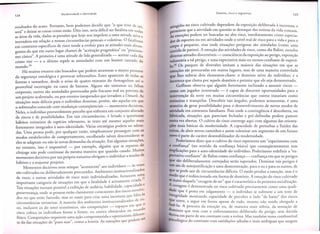 resultados do acaso. Portanto, bem podemos decidir que "0 que tiver de set
sed." e deixar as coisas como estao. Dito isso, seria dificil ser fatalista em toda~
as areas da vida, dadas as pressoes que hoje nos impelem a uma atitude ativa e
inovadora em relacrao a nossas circunsra.ncias pessoais e coletivas. 0 fatalismo
em contextos espedficos de risco tende a evoluir para as atitudes mais abran_
gentes do que em outro lugar chamei de "aceitayao pragmatica" ou "pessimis_
mo dnico". A primeira e uma atitude de lida generalizada - aceitar cada dia
como vier - e 0 ultimo repele as ansiedades com urn humor cansado do
mundo.24
Ha muitos eventos nao buscados que podem atravessar 0 manto protetor
da segurancra ontologica e provocar sobressaltos. Estes aparecem de todas as
formas e tamanhos, desde 0 aviso de quatro minutos do Armagedom ate 0
proverbial escorregao na casca de banana. Alguns sao sintomas ou falhas
corporais, outros sao ansiedades provocadas pelo fracas so real ou previsto de
urn projeto acalentado, ou por eventos inesperados que invadem a UmweLt. As
situacroes mais dificeis para 0 individuo dominar, porem, sac aquelas em que
o sobressalto coincide com mudancras consequenciais - momentos decisivos.
Neles, 0 individuo provavelmente percebe que enfrenta urn conjunto alterado
de riscos e de possibilidades. Em tais circunsrancias, e levado a questionar
habitos rotineiros de especies relevantes, as vezes ate mesmo aqueles mais
fortemente integrados a auto-identidade. Varias estrategias podem ser adotadas. Uma pessoa pode, por qualquer razao, simplesmente prossegui~ com os
modos estabelecidos de comportamento, escolhendo talvez desconslderar se
eles se adaptam ou nao as novas demandas da situacrao. Em algumas situacroes,
no entanto, isso e impossivel - por exemplo, alguem que se separou. do
conjuge nao po de continuar da mesma maneira que quando casado. MultoS
..
, .
.
.
'd
mornentos d eCIslvospor sua propna natureza 0 b ngam 0 m d·IVI u 0 a mudar de
habitos e a reajustar projetos.
es
. .
.
'd
Momentos decIslvoS nem sempre ""
acontecem aos m d·IVI uos - as. vez
·
...
hzados
sac cultivados ou deliberadamente procura d os. Am b lentes mstltUClOna
de risco, e outras atividades de risco mais individualizadas, fornecen: um2~
.
.
'
Importante categona d·e sltuacroes em que a fata l·d ad e e a tl·va mente cnada.
I
.
'T.
.
'I a eXI Icraod e au d'·
·b· h all
b·l·d ade , capaCldade .e
lalS sltuacroes torn am posslve
aCla,
.
d·
s envolv1perseverancra, onde as pessoas estao c Iaramente consclentes os nsco
,
.
.
ue faha as
dos no que estao fazendo mas os usam para cnar uma mcerteza q
.
circunsrancias rotineiras.
maioria dos ambientes institucionalizados de r1S~
. uSlve os d 0 setor economlco, sac competlcroes - esparos em qued
co, Inc I·
risco coloca os individuos frente a frente, ou contra obstaculos no mun a
. d·f, enffsico. Competicroes requerem uma acraocomprometida e oportunlsta 1 er er
te da das situacroes de "puro azar " , como a I·
otena. A s emocroes qu e podern s

A

A·

-

•

-

T

atingidas no risco ~~ltivado dependem da exposicrao deliberada a incerteza, e
errnitem que a atlvldade em questao se destaque das rotinas da vida com urn.
~s ernocroespodem ser buscadas no alto risco, imediatamente como espectador de esportes ou em atividades onde 0 nivel real de risco para a vida e para 0
corpo e pequeno, mas onde situacroes perigosas sac simuladas (como uma
corrida de patins). A emocrao das atividades de risco, como diz Balint, envolve
diversas atitudes discerniveis - consciencia da exposicrao ao perigo, exposicrao
voluntaria a tal perigo, e uma expectativa mais ou menos confiante de supera10.26 as parques de diversoes imitam a maioria das situacroes em que as
emocroes sac procuradas em outros lugares, mas de uma maneira controlada
que Ihes subtrai do is elementos-chave: 0 dominio ativo do individuo; e a
incerteza que clama por aquele dominio e permite que ele seja demonstrado.
Goffman observa que alguem fortemente inclinado a assumir riscos como urn jogador inveterado - e capaz de discernir oportunidades para a
intervencrao da sorte em muitas circunsrancias que outros tratariam como
rotineiras e tranquilas. Descobrir tais angulos, podemos acrescentar, e uma
maneira de gerar possibilidades para 0 desenvolvimento de novos modos de
atividade em contextos familiares. Pois onde a contingencia e descoberta, ou
fabricada, situacroes que pareciam fechadas e pre-definidas podem parecer
outra vez abertas. 0 cultivo do risco converge aqui com algumas das orientacroesmais basicas da modernidade. A capacidade de perturbar a fixidez das
coisas, de abrir novos caminhos e assim colonizar urn segmento de urn futuro
novo e parte do carater desestabilizador da modernidade.
Poderfamos dizer que 0 cultivo do risco representa urn "experimento com
~ confiancra" (no sentido da confiancra basica) que consequentemente tern
Implicacr6es para a auto-identidade do individuo. Poderfamos redefinir a "expectativa confiante" de Balint como confiancra - confiancra em que os perigos
que sao deliberadamente cortejados serao superados. Dominar tais perigos e
urn ato de autojustificacrao e uma dernonstracrao, para 0 eu e para os outros, de
que se pode sair de circunsrancias dificeis. 0 medo produz a emocrao, mas e 0
medo que e redirecionado em forma de dominio. A emocrao do risco cultivado
Senutre daquela "coragem de ser" que e caracteristica da primeira socializacrao.
A Coragem e demonstrada no risco cultivado precisamente como uma quali~ade que e posta em julgamento - 0 individuo se submete a urn teste de
Integridade mostrando capacidade de perceber 0 lado "de baixo" dos riscos
(u: corre, e segue em frente apesar de tudo, mesmo nao sendo obrigado a
daze-lo. A procura da emocrao ou, de maneira mais s6bria, da sensacrao de
do~inio que vem com 0 enfrentamento deliberado do perigo, sem duvida
enva em parte de seu contraste com a rotina. Mas tambem toma combustivel
Psicol6gico do contraste com satisfacroes adiadas e mais ambiguas que surgem

 