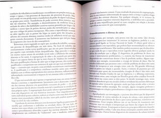 condic;:oes da vida diaria se transformam
e recombinam em porc;:oes maio res d
,
d
e
tempo e espac;:o, e tais processos de desencalxe sac processos
e perda. Mas
seria errado ver essa perda como a transferencia de poder de alguns individuos
ou grupos para outros. Transferencias
de poder.ocorrem
dessa ~~neira, mas
nao sao exaustivas. Por exemplo, 0 desenvolvlmento
da medlcma levou
exclusao do saber e das habilidades curativas outrora possuidos por leigos. Os
medicos e outros tipos de peritos derivam poder das reivindicac;:oes ao saber
que seus codigos de pratica incorporam.
Mas como a especializac;:ao inerenre

a

ao saber significa que os peritos sao leigos na maior parte das situac;:oes, 0
advento dos sistemas abstratos constitui modos de influencia social que ninguem controla diretamente.
E justamente esse fenomeno que esra por baixo
do surgimento dos riscos de alta conseqiiencia.
Braverman estava enganado ao supor que, na esfera do trabalho,

aconrece

um processo de desqualificac;:ao em mao unica. No local de trabalho, saG
constantemente
criadas novas qualificac;:oes, que sac em parte desenvolvldas
por aqueles cujas atividades for,a~ desqua~ificadas. ~go PAare~ido e ~erdade
em muitos outros setores da atlvldade social onde a mfluencla dos sistemas
abstratos se fez sentir. A reapropriac;:ao do saber e do controle por parte dos
leigos e um aspecto basico do que as vezes chamo de "dialetica do con~role",
Por mais qualificac;:oes e formas de saber que os leigos percam, ele~ ~ontmu:m
qualificados e competentes
nos contextos de ac;:aoem qu~ suas atlvI~ades tern
lugar _ contextos que, em parte, essas atividades reconstltu~m contmuame~te. A qualificac;:ao e a competencia
cotidianas mantem assln: uma c?nexao
dialetica com os efeitos expropriadores
dos sistemas abstratos, mflu~n:la~do e
reformulando
continuamente
0 impacto
de tais sistemas sobre a eXlstenCla no
dia-a-dia.
.
, tas Clrcunsque esta envolvido nao e apenas a reapropnac;:ao mas, em cer
tancias e contextos, 0 empoderamento. Juntamente com 0 desencaixe, a expan,
'd d
d
der
de poder
sao dos sistemas abstratos cna quanti a es crescentes
e po
d
. I
C
ondiroes
e
que os homens tem de alterar 0 mun d 0 matena e tranSlOrmar as c
,
,
"
_
' - d
d
C
oportunidades
genesuas propnas ac;:oes. A reapropnac;:ao
esse po er Olerece
,
ento
,
_
"
"
'E
ncas nao d'Isp0nlvels em eras h'Istoncas antenores,
s se empoderam
,
'e
, "
I'
b
I t e ses dois nivels seJa
tanto mdlvldual quanto co etlvo, em ora as re ac;:oesen re s
I
muitas vezes emaranhada e dificil de elucidar, tanto pelo analista quanto pe 0

o

leigo no nivel da vida cotidiana,
de
A profusao de sistemas abstratos esra diretamente li,gada aos panoramas ha
escolha que confronram
0 individuo
na atividade diana. De um lado,
,
"
I
'
I'
de fazer as
multas vezes uma selerao a ser felta entre manelras ocals ou elgas
,
,
- e
coisas e procedimentos
oferecidos a partir dos sistemas abstratos. Isso naO I
,
slmplesmente
um con f ronto d" tra d"
0
IClOnaI" com 0 mo d er no , embora ta

, ra~ seja bastante comum. Como resultado de processos de reapropriarao
SltUa,
.'
' ,
abre-se um num~ro mdetermmado
de espac;:os entr~ a crenc;:a e a pratica leigas
a esfera dos sistemas abstratos. Em qualquer sltuac;:ao, se os recursos de
;empo e outros requ.isitos _estiver:m
dade de uma requallficac;:ao parcial

dispo~iveis, 0 individuo tem a possibiliou mals completa em relac;:ao a decisoes

espedficas ou cursos de ac;:aocontemplados.

Empoderamento e dilemas do saber
Consideremos,
por exemplo, uma pessoa com dor nas costas. Que deveria
fazer para procurar tratamento?
Se estivesse na Inglaterra, poderia ir a urn
c1inico geral ligado ao Servic;:o Nacional de Saude. 0 clinico geral talvez a
encaminhasse a urn especialista, que poderia fazer recomendac;:oes ou oferecer
servic;:osque a satisfizessem. Mas tambem poderia acontecer que ela descobrisse que nada do que 0 especialista tivesse sugerido of ere cia qualquer ajuda no
alivio da condic;:ao que a afligia. 0 diagnostico de problemas de dores nas
costas e notoriamenre
problematico,
e a maioria das formas de tratamento
d.is~oniveis sac controversas dentro e fora da proflssao medica. Alguns especlaltstas, por exemplo, recomendam
a cirurgia de hernias de disco. Mas ha
estudos indicando que pacientes com 0 referido problema de disco tem tanta
chance de recuperar-se sem cirurgia como com ela. Ha grandes diferenc;:as
ent~e os paises em relac;:ao a questao. Assim, 0 numero de pacienres por mil
habltantes para quem sao recomendadas
cirurgias de disco e dez vezes mais
e1evado nos Estados Unidos do que na Inglaterra, e a diferenc;:a representa,
entre Outras coisas, uma variac;:ao nas f1losofias gerais sobre a melhor forma de
tratar dores n as costas entre os d'OIS palses, S e d eCI Ir mvestlgar mals, nosso
,
'd"
.
,
,
pacle~t~ descobriri que em drculos medicos orrodoxos ha enormes diferenc;:as
~e 0~1111aosobre tecnicas de operac;:ao, ainda que haja acordo sobre a tecnica
InVaSlva com,orne Ih or estrategJa. P or exemp I0, a Iguns clrurglOes prelerem a
"
'
'C
,
,
ll11crocIrUrgla em re Iac;:aoa proce d' Imenros clrurglCos mals convenClOnalS para
, "
,
"
a coluna.
Apr~fundando
sua investigac;:ao, 0 pacienre descobriri que ha disponivel
u;na vanedade de outros metodos de terapia da coluna, cujos proponentes
allrmam s'erVIr para h"
ernlas d e d'ISCOe para outros problemas, transitorios ou
permanent es. E ssas terapJas
'd'C lJerem nao so nas fOl'mas de tratamento
of,
que
erecem , mas em re Iac;:ao a mterpretac;:ao que lazem
- "
cd'
as ongens d as d ores e
patologias da c o Iunas. A osteopatla 'b' se asela em pnnClplOS d'llerentes d aque Ies
,,'
C
queoq' ulrogral1co uti 'I'lza. Cd a uma dessas orientac;:oes contem ainda escolas
,c.
a
em competic;:ao, Outras

formas disponiveis

de tratamento

da coluna

incluem

 
