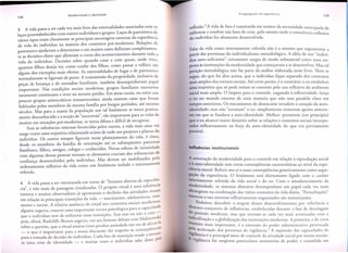 3 A vida passa a ser cada vez mais livre das externalidades associadas com os
la<;:os reestabelecidos com outros ~nd!vf~uos e grupos. La<;:os e parente~?o ~e
p
d
varios tipos eram c1aramente as pnnClpals ancoragens externas da expenencla
de vida do indivfduo na maioria dos contextos pre-modernos. Rela<;:oesde
parentesco ajudavam a determinar e em muitos casos ~efiniam completamente as decisoes-chave que afetavam 0 curso dos aconteclmentos durante toda a
vida do indivfduo. Decisoes sobre quando casar e com quem, onde viver,
quantos filhos deseja ter, como cuidar dos fiI,hos, como passar a velhice saD
alguns dos exemplos mais 6bvios. As externalidades de lu?ar e de, pare~tesco
normalmente se ligavam de perto. A transmissao da propnedade, inclusive de
pe<;:asde heran<;:ae de moradias familiares, tambem desem~~nhavam p~pel
importante. Nas condi<;:oes sociais modernas, grupos faml1l,ares sucesslvos
raramente continuam a viver no mesmo predio. Em areas rurals, ou entre uns
poucos grupos aristocraticos remanescentes, ainda existem casas que foram
habitadas pelos membros da mesma famflia por lon~os perfodos, ate mes.mo
seculos. Mas para a massa da popula<;:ao urn tal fenomeno se torna p.ratlcamente desconhecido e a no<;:ao "ancestrais", tao importante para as vldas de
de
muitos em situa<;:oespre-modernas, se torna difusa e diffcil de recuperar.
Sem as referencias extern as fornecidas pelos outros, a vida mais uma vez
surge como uma trajet6ria relacionada acima de tud.o aos projetos, e pl~nos do
indivfduo. Os outros sempre figuram nesse planepmento da vida, e c1~ro,
desde os membros da famflia de orienta<;:ao ate os subsequentes parcelros
familiares, filhos, amigos, colegas e conhecidos. Novas esferas de intin:i~ade
com algumas dessas pessoas tornam-se elementos cruciais dos referenCials de
confian<;:a desenvolvidos pelo indivfduo. Mas devem ser mobilizados pelo
ordenamento reflexivo da vida como urn fenomeno isolado e internamente
referido.
4 A vida passa a ser estruturada em torno d e "I"
Imlares ab ertos d e experien,
a
. " e nao mals de passagens ntua I' dO'
,
'
' '
Cia,
Iza as.
propno ntua I' e u ma referencl
"
,
"
'dades, ntualS
externa e mUltos observadores p apontaram 0 d ec I' 'd as a t'IVI
InIO
em rela<;:ao principais transi<;:oesda vida - nascimento, adolescenCla, casaas
'
'I
ai's
mento e morte. Are Iatlva ausenCla d 0 ntua nos contex t os sOCI' modern os,
, d
" sugenu, remove uma Importante escora PSICO
'
' I"
ra a capaCida e
alguem
oglca pa
que 0 indivfduo tern de enfrentar essas transi<;:oes.Seja esse ou nao 0 caso -k'
ws
,
'
'f
pOlS,afinal, Radcliffe-Brown sugenu, em seu amoso d eb at e com Malino " I 1
,
"
d'
d d
de a!Ivla- a
sobre a questao que 0 ntual multas vezes pro uz anSle a e em vez
,
,
'd'"
equenClas
_
0 que e importante
para a nossa dlscussao IZ respelto as cons
_
ar
,
"
,
' para a tomada de decisao do IndlVlduo, Cada fase d e transl<;:aoten d e a torn
,
' d' 'd
b disso por
se uma crise de identidade - e mUltas vezes 0 In IVl uo sa e
A'

reflexao.4 A vida de fa~o e constru~da em termos da necessidade antecipada de
enfrentar e resolver tals fases de cnse, pelo menos onde a consciencia reflexiva
do indivfduo for altamente desenvolvida.
Falar da vida como internamente referida nao e 0 mesmo que argumentar a
partir das premissas do individualismo metodol6gico. A ideia de urn "indivfduo auto-suficiente" certamente surgiu de modo substancial como uma resposta as institui<;:oesda modernidade que come<;:avama se desenvolver. Mas tal
posi<;:aometodol6gica nao faz parte da analise elaborada neste livro. Nem se
segue, do que foi dito acima, que 0 indivfduo fique separado dos contextos
mais amplos dos eventos sociais. Ate certo ponto, eo contrario: 0 eu estabelece
uma trajet6ria que s6 pode tornar-se coerente pelo usa reflexivo do ambiente
social mais amplo. 0 fmpeto para 0 controle, engatado a reflexividade, lan<;:a
o eu no mundo externo de uma maneira que nao tern paralelo claro em
tempos anteriores, Os mecanismos de desencaixe invadem 0 cora<;:aoda autoidentidade; mas nao "esvaziam" 0 eu: simplesmente removem apoios anteriores em que se fundava a auto-identidade. Melhor: permitem (em prindpio)
que 0 eu alcance maior domfnio sobre as rela<;:oes contextos sociais incorpoe
rados reflexivamente na forja da auto-identidade do que era previamente
possfve!.

A orienta<;:aoda modernidade para 0 controle em rela<;:ao reprodu<;:ao social
a
e,~ a~to-identidade tern certas consequencias caracterfsticas ao nfvel da expenenCia moral. Referir-me-ei a essas consequencias genericamente como segre?a<;:aoda experiencia. 0 fenomeno esti diretamente ligado com 0 carater
Jnternamente referido da vida social e do eu. Com 0 amadurecimento da
modernidade, os sistemas abstratos desempenham urn papel cad a vez mais
abrangent e na coo d ena<;:ao os vanos contextos d a VI a d'"
- d
"
'd
"
lana. "P ertur b a<;:oes
externas a tais sistemas reflexivamente organizados saD minimizadas.
d' Podemos descobrir a origem desses desenvolvimentos por referencia a
dIVersosconjuntos de influencias, estabelecidas durante a fase de decolagem
o ,perfodo moderno, mas que tornam-se cada vez mais acentuadas com a
radlcalizar- e ago b aI' - d as 'InstltUl<;:oes d ernas, A"pnmelra, e d e certa
I
"
, ,ao
Iza<;:ao
mo
manelra mal's Importante, e a extensao d 0 po d er ad'"
.
,
mlnlstratlvo provoca d a
P~I~ acelera<;:aodos processos de vigilancia,5 A expansao das capacidades de
Vlgtlancia c 0 pnnclpa I'd
'
,
"d
'
'
, ,
A '.
mew e contra Ie d a ativi ad e socia I por mews socials.
Vlgtlancia faz surgirem particulares assimetrias de poder, e consolida em
1.

 