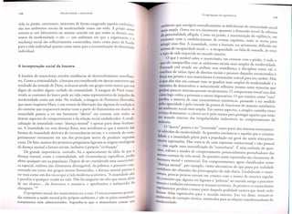 vida na prisao, entretanto, imitavam de forma exagerada aquelas estabeleci_
das nos ambientes sociais da modernidade como urn todo. A prisao assim
tornou-SC urn laborat6rio no mesmo sentido em que todos os demais Con_
textos da modernidade 0 saD - urn ambiente em que a organiza<;:ao e a
mudan<;:a social saD reflexivamente construldas, tanto como pano de fundo
para a vida individual quanto como meio para a reconstitui<;:ao da identidade
individual.

ambiente que corrigiria metodicamente as deficiencias da comunidade social
mais ampla. Outra vez era claramente aparente a dimensao moral da reforma
da personalidade afligida. Como na prisao, a maximiza<;:aoda vigilancia, em
conj~nto com 0 es~abele,cimento de rotinas regulares, eram os meios para
atingIr esses fins. A msamdade, como a loucura, era ativamente definida em
termoS de incapacidade social- a incapacidade, ou falta de vontade, de viver
o tipo de vida requerida no mundo exterior.

o

A hist6ria do manicomio envolve tendencias de desenvolvimento semelhantes. Como a criminalidade, a loucura era considerada em epocas anteriores urn
resultado da vontade de Deus, os loucos sendo urn grupo entre outros que era
digno de receber algum cuidado da comunidade. A imagem de Pinel removendo as correntes do louco pode ser tida como representativa do impulso da
modernidade como urn todo, Na verdade, a imagem de Prometeu libertado,
que tanto inspirava Marx, e urn retrato da liberta<;:aodas algemas da tradi<;:aoe
do costume que reaparecera muitas vezes a partir do Iluminismo em diante. A
insanidade passou a ter urn horizonte "aberto" em comum com todos os
demais aspectos do comportamento e da rela<;:ao
social estabelecidos. A medicaliza<;:aoda insanidade como "doen<;:amental" e apenas parte desse fenomeno. A insanidade era l,lma doen<;:aflsica, mas acreditava-se que a maioria das
formas de insanidade derivava de circunsrancias sociais, e 0 controle do comportamento certamente era urn dos principais meios de produzir supostas
curas. De fato, muitos dos primeiros psiquiatras ligavam as origens etiologicas
da doen<;:amental a fatores sociais, inclusive a pr6pria "civiliza<;:ao".
De grande importancia, contudo, foi 0 aparecimento da ideia de que. a
doen<;:amental, como a criminalidade, sob circunsrancias espedficas, pod~a
afetar qualquer urn na popula<;:ao.Depois de ser considerada uma caracterlstIca especial, embora nao claramente distingulvel, da pobreza, e portanto concentrada em torno dos grupos menos favorecidos, a doen<;:amental passou_a
ser vista como urn dos riscos que a vida moderna acarretava. "A insanidade nao
e peculiar a qualquer estado na vida. Nao ha ninguem tao alto que esteja alem
de seu alcance ... ela destronou 0 monarca, e aprofundou a melanco rIa da
choupana."I8
o prop6sito inicial dos manicomios era a cura. 0 encarceramento pretew
dia restaurar a saude mental pelo pr6prio ambiente, e nao s6 pelos remedios e
tratamentos nele administrados. Supunha-se que 0 manicomio criasse urn

que e not.ave! sobre 0 manicomio, em comum com a prisao, e tudo 0
que ele compartJlha com os ambientes sociais mais amplos da modernidade.
Foucault esta errado em atribuir essa semelhan<;:a a disciplina como tal; 0
confisco de .varios tipos de direitos sociais e pessoais daque!es encarcerados a
for<;:a as pnsoes e nos manicomios e certamente central para seu carater. Mas
n
o que eles tern em comum com os quadros mais amplos da modernidade e a
tentativa de de~env.olver 0 autocontrole reflexivo mesmo entre minorias que
podem parecer mtnnsecamente recalcitrantes. 0 componente moral nos dois
casos logo cedeu a primazia a outros imperativos, 0 que contava como "cura"
perdeu a maioria de suas caracteristicas extrinsecas, passando a ser medido
pela capacidade e pela vontade da pessoa de funcionar de maneira satisfat6ria
no ambient~ social mais amplo. Em outros aspectos, a simples cust6dia virou
o tra<;:o
dommant.e: 0 drc~re serve pelo menos para proteger aqueles que estao
n~ m~ndo extenor das Irregularidades inalteraveis no comportamento da
mInona.

o

"desvio" passou a ser "inventado" como parte dos sistemas internament: referidos da modernidade. As questoes extrlnsecas e aque!as que a criminaIIdade e a insanidade poem para a popula<;:ao em geral saD assim minuciosamen~e reprimidas. Mas trata-se de uma repressao institucional e nao pessoal
nao supoe uma intensifica<;:ao da "consciencia". E uma exclusao de questoes, valores e modos de comportamento potencialmente perturbadores das
arenas centrais da vida social. As questoes assim reprimidas saD claramente de
natureza moral e eXISenCia. m comportamentos agora classIficados como
't
. IE·
"
enra ment I"
do, .'"
'
a , por exemp I' VIsoes aIternatIvas do que passa por realidade
0,

-=-

C~tI~Iana sao afastadas das preocupa<;:oes da vida diaria. Estabelecido 0 maniCOmlO poucas
'.
,
pessoas en tram em contato com 0 Insano de maneIra regular.
As conexoes que alg uma vez I'
,
.
Igaram a "b" reza no senti'd'0 antigo a preceltos
po
morals e tradiroes extrI'nsecos se tornam mVIsIveIs. s pnsoes e os manIcomlOS
' "
'A
'.
.,.
rapIdament
d
'
d
f: '
e per em a malOr parte aquela qualidade ex6tica que desde cedo
aZIam delas espe t'acu Ios para 0 mun d'0 exterIor. Em vez dISSO,tornam-se
,
ambientes d
-"
.
d
e corre<;:aotecmca, OrIenta os para as rela<;:oes
transformadoras da
modernidade.
'A

•

 