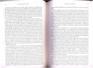 caracteristico de grandes areas da vida urbana moderna, consequencia da
dissoluc;:aodo lugar e do aumento d~ mobilidade. Po~ outr? I~do, areas ur~anas modernas permitem 0 desenvolvlmento de uma vida publica cosmopollta
de maneiras que nao estavam disponiveis em comunidades ~ais :radicionais.29 Pois os ambientes urban os modernos oferecern uma dlversldade de
oportunidades de os individuos procurarem outros com int~resses sem~lhantes e com eles formarem associac;:oes,alem de oferecer mals oportumdades
para 0 cultivo de uma pluralidade de interesses em geral..
.
No que diz respeito a uma vida "publica" num sentldo mals amplo, .vale
lembrar que a massa da populac;:ao no inkio d~ .periodo mod~rn~ tlnha
poucos direitos de participac;:ao, Fosse na esfera polItlca ou na e.conomlca. No
classico contrato de trabalho capitalista, 0 trabalhador sacnficava to do 0
controle sobre sua forc;:ade trabalho ao atravessar 0 portao da fabrica; 0 direito
a sindicalizac;:ao e a substancial gama de capacidades tornadas possiveis pelo
movimento dos trabalhadores so se desenvolveram ao longo de extenso periodo de tempo. De modo semelhante, muitos anos de luta foram empenhados
pelos direitos de participac;:ao polltica efetiva nos governos local e c:ntra~.
mobilizac;:ao coletiva em outras esferas - em relac;:ao,por. ex~mplo, as.multlplas organizac;:oes de auto-ajuda que agora existem na malOna das socledad~s
modernas - tambem se constituiu num longo periodo de tempo, por melO
de luta ativa. E claro que tudo isso tern urn outro lado, que e onde se
concentram Sennett e Lasch: 0 crescimento de grandes organizac;:oesburocraticas, e a influencia da produc;:ao de mercadorias, que drenam 0 ~ontrole
individual sobre a vida diaria. Mas ha resistencia a ~ssas tendenClas, e 0
"capitalismo burocratico" e internamente mais fluido_~ntraditorio
do que

J:

supoem esses autores.
,
Na obra de Lasch, e na de muitos outros que produziram diagnostlCOS
·
- . d
d do agen te
culturais semelhantes, pode-se perce b er uma d escnc;:aolOa equa a
. I
.
I - a forc;:as
humano. 0 individuo parece essenCla mente passlvo em re ac;:ao .
'
.croamblentes
sociais externas que sac esmaga d oras, e as IIgac;:oesentre os ml
.
da ac;:aoe influencias sociais mais abrangentes sac vistas a partir de um~
'posic;:ao equivocada ou falsa, Vma d escnc;:ao a d equa d a d a ac;:aoe m relac;:aoa
modernidade deve cumprir tres tarefas. Ela deve reconhecer que (1) num
.
.
d' oes externas
nivel muito geral, os agentes nunca aceltam passlvamente con IC;:
.,
luz de suas
de ac;:ao,mas quase sempre refletem sobre e Ias e as reconstltuem a. ..
I
·
mdlvldua ,
circunstincias particulares; (2) tanto no p Iana co Ietlvo quanto no
. _
a
'de
acima de tudo nas condic;:oes da mo d erm'd a d e, h" areas maClc;:as apropn . I'
a
c;:aocoletiva como consequencia do aumento da reflexividade da vida sO~la ,
.
b'
d
ao seprn
(3) nao e valido argumentar que, embora os micro am lentes a ac;:
do
maleiveis, os sistemas sociais mais amplos formam urn ambiente de fun

nao-co~trolado. Analisemos essas questoes de maneira urn pouco mais detaIhada.
Se nao enxergamos que todos os agentes ocupam uma posic;:aode apropriac;:aoem relac;:aoao mundo social, que constituem e reconstituem em suas
ac;:6es, eixamos de captar num nivel empirico a natureza do empoderamento
d
humano. A vida social moderna empobrece a ac;:aoindividual, mas favorece a
apropriac;:aode novas possibilidades; ela e alienante, mas ao mesmo tempo, de
maneira caracteristica, os homens reagem contra as circunstincias sociais que
acham opressivas. As instiruic;:oesmodern as tardias criam urn mundo de oportunidades duvidosas e riscos de alta consequencia. Mas esse mundo nao
constitui urn ambiente impermeivel que resiste a intervenc;:ao. Enquanto os
sistemas abstratos penetram profundamente na vida cotidiana, as respostas a
tais sistemas ligam as atividades do individuo a relac;:oessociais de amplitude
indeterminada.
Varias formas de dependencia - ou, para colocar a questao de maneira
menos provocadora, connanc;:a - sac criadas pela reconstruc;:ao da vida diaria
pelos sistemas abstratos. Alguns desses sistemas, em suas extensoes globais,
criaram influencias sociais que ninguem controla inteiramente e cujos resultados sac em parte especincamente imprevisfveis. Mas sob muitos aspectos a
expansao dos sistemas especializados oferece possibilidades de reapropriac;:ao
muito alem daquelas disponiveis em culturas tradicionais,
Como ilustrac;:ao, tomemos as mudanc;:as agora em curso nos modos de
vida familiar, associadas ao surgimento das relac;:oespuras. A obra de Judith
Stacey oferece uma Fonte de evidencia.30 Como ela mostra, ao experimentarem a desmontagem dos padroes familiares tradicionais, com todas as ameac;:as
e riscos que essas mudanc;:as envolvem, os indivfduos estao sendo ativamente
pioneiros num novo territorio social e estao construindo formas inovadoras de
relac;:.ao
familiar. A pesquisa de Stacey se da contra 0 pano de fundo de um
am~lente social perturbador e em ripida mudanc;:a - 0 Vale do Silkio, na
California. Seu proprio estudo e altamente reflexivo - os individuos considerados estabeleceram urn dialogo condnuo com a autora, e suas opinioes sobre
? material das proprias entrevistas, e sobre 0 proprio texto, constituem parte
IlnpOrtante do relato da pesquisa,
A obra de Stacey se refere a duas redes de parentesco de pessoas da dasse
trabalhad ora que, como eIa d'IZ, ".
["I"
Vlvem, amam, tra b a Ih am e se preocupam "
e, love, work and worry"] no Vale. 0 casamento moderno, observa,
d.t
II er:~temente de seu antecessor tradicional, depende de compromisso voUntano duradouro. Ha menos filhos a cuidar do que antes, e a divisao do
trlabalho entre os homens e as mulheres dentro e fora da casa ficou men os
c ara . 0 am b'lente socIa 1 em que as relac;:6esconJugals sac constltui d as e
,
.

 