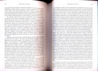 sustentadas ficou perturbador e instavel. 0 resultado e certamenr
. "d
U
equemuit
indivi d uos se sentem sltla os e em guerra. ma preocupa<;:aocom"
Os
d" . como aque I d'escnta por L asc, surge de maneira b
h
a sobrevl"
vencla
lana,
a
.
'd
.
'd
aStant
clara a parttr d as VI as d os 10d'IVI uos d'escntos no tra b alho de Stac M e
,
- mesmo tempo e d'Igno d e nota que uma ta I concep<;:aonao Ieva nece ey. . as ao
. .
ssanamen_
te, ou mesmo caractenstlcamente, a uma fuga para 0 mundo fechado do
Ao contrario, Stacey mostra como os individuos estao reestrut
eUd'
uran 0
ativamente novas formas de relacroes de genero e parentesco a partir d
detritos das formas anteriores de vida familiar. Tais reestrutura<;:oes nao s;s
meramente locais e certamente nao sao triviais - tr.ata-se essencialmente d~
urn processo maci<;:ode reconstituicrao institucional. "Famllias recombina_
das", nao mais organizadas em termos das divisoes de genero preexistenres
sac criadas; em vez de constituir urn cisma entre urn modo de eXistenci~
anterior e urn posterior, 0 divorcio e mobilizado como urn recurso para criar
redes que aproximam novos e antigos parceiros, filhos biologicos e filhos
"adotivos", amigos e outros parentes. 0 narcisismo nao e urn tra<;:o
que surge
cam qualquer clareza em estudos como 0 de Stacey, onde os individuos
~arecem nao fugindo do mundo social exterior mas em franco envolvimento com ele.
Olhemos mais de perto para a caracteriza<;:aode Lasch da "personalidade
narcisista de nosso tempo". Os tra<;:osde "narcisismo patologico", diz de,
aparecem em sua forma aguda "em profusao na vida cotidiana de nossa
epoca".31 0 narcisismo e a "incorporacrao de imagens grandiosas como uma
defesa contra a ansiedade e a culpa".32 E a formacrao de uma rea<;:ao
desenvolvida como meio de defesa contra 0 medo do abandono. 0 narcisista nao e
.
'
.
de
Iza
d omma d 0 por uma ngl'd a conSCIenCia mterna I' d a, ou pe la culpa' '._ esta
.
.
mals para urn ",,'
carater caotlco Ievad 0 por Impu I" que pre cisa de admlra~ao
sos
.
. a mtlml 'd adO' narcisista so fre d" sentlmen tos difusos de vazlOe
"
.
.
.
mas reslste
e.
e
. d C
. "0
..
..(
trategla eleourn disturbio profundo da auto-estlma.
narcisismo c uma es
d
.
,
.
- ,
a ameacra ora
siva que, na opiniao de Lasch, e adaptatlva em rela<;:ao naturez
a
do
sa
. .
.
- tan
do mundo moderno. Urn narcisista excIUI uma reIa<;:ao to com 0 pas eriS
.
. .
quanto com 0 fi
uturo, "d estrum d o-as " pSlqUicamente co mo resposta aO p
gos que 0 mundo apresenta e ao medo de que "tudo acabe".
. cipai5
,
d'
b
m dos prw
E surpreendente que Lasch tenha pouco a Izer so re u
_
ne eu
·d
a rela~ao eO
elementos do narcisismo como normalmente enten d I 0 r6pria
.
.
.,
e corpo. A estona d e NarcIso d'IZ respelto a sua a d m iracao por sua P
tipa d e
d as d"
- d 0 narclslSmo como nacroIau rn 51 0,
..
"d
aparenCla, e na malOna
Iscussoes
personalidade a rela<;:aodo individuo com a aparencia carporla teosideraope
a CO
apropriadamente, vista como fundamental. 0 cu lto ao corp , 'd de carnu(1l
<;:ao dieta, roupas, aparencia facial e outros fatores, e urna qualt a
de
A

."

A

••

T

A

•

•

•

de atividades de estilo de vida na vida social contemporinea. Ate que ponto
esses cuidados representam uma forma de narcisismo? A analise formulada
neste e nos capitulos anteriores fornece a base para uma resposta. 0 corpo nao
pode mais ser meramente "aceito", alimentado e enfeitado segundo 0 ritual
rradicional; torna-se parte central do projeto reflexivo da auto-identidade.
Orn cuidado continuado com 0 desenvolvimento corporal em rela<;:aoa uma
eultura de risco e assim uma parte intrfnseca do comportamento social moderno. Como foi sublinhado antes, embora os modos de apresenta<;:aodo corpo
ten ham que ser desenvolvidos a partir de uma diversidade de op<;:oesde estilo
de vida, a decisao entre as alternativas nao e em si mesma uma op<;:aomas urn
demento inerente da constru<;:aoda auto-identidade. 0 planejamento da vida
em rela<;:aoao corpo, portanto, nao e necessariamente narcisista, mas parte
normal dos ambientes sociais pos-tradicionais. Como outros aspectos da reflexividade da auto-identidade, 0 planejamento do corpo e mais freqiientemente
um envolvimento com 0 mundo exterior que uma retirada defensiva dele.
Em term os clinicos, 0 narcisismo deve ser visto como uma patologia do
corpo entre outras que a vida social moderna tende em parte a provocar.
Como deforma<;:aoda personalidade, 0 narcisismo tem sua origem na incapacidade de alcan<;:ara confian<;:abasica. Isso e particularmente verdade nos casos
em que a crian<;:anao con segue reconhecer satisfatoriamente a autonomia do
primeiro guardiao; e e incapaz de separar claramente suas proprias fronteiras
psiquicas. Nessas circunsrancias, sensa<;:oesde onipotencia e de automerecimento tendem a alternar-se com seus opostos, sensa<;:oes vazio e desespero.
de
Levados para a vida adulta, esses tra<;:os
criam um tipo de individuo inclinado
a dependencia neurotica dos outros, especial mente para a manuten<;:ao da
auto-estima, mas que nao tern autonomia suficiente para ser capaz de comunicar-se efetivamente com eles. Tal pessoa provavelmente nao sera capaz de
dar conta de contemplar 0 risco que as circunsrancias da vida modern a envolvem. Assim e provavel que dependa do cultivo da atra<;:aocorporal e talvez do
charme pessoal, como meio de ten tar controlar os perigos da vida. A dinamica
c~ntral do narcisismo, para prosseguir na discussao iniciada acima, pode ser
V.Istacomo vergonha em vez de culpa. Os sentimentos alternados de grandiosldade e desimporrancia com que 0 narcisista precisa lidar sac essencialmente
respostas a uma auto-identidade fragil suscetfvel de esmagamento pela vergo-

nh .
Ao estimar a prevalencia do narcisismo na modernidade tardia, devemos
ser cuidadosos em separar 0 mundo das imagens mercantilizadas, a que Lasch
freqiientemente se refere, das respostas reais dos individuos. Na descri<;:aode
, Lasch, como observamos, as pessoas parecem em geral passivas em suas rea<;:6s - nesse caso a urn mundo de brilhantes imagens de propaganda. Passivi-

 
