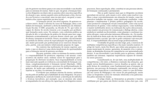 ção de gestores escolares passa a ser uma necessidade e um desafio       processos. Essa capacitação, aliás, constitui-se um processo aberto,
                                                               para os sistemas de ensino. Sabe-se que, em geral, a formação bási-      de formação continuada e permanente.
                                                               ca dos dirigentes escolares não se assenta sobre essa área específica                  Não se pode esperar mais que os dirigentes escolares
                                                               de atuação e que, mesmo quando estes profissionais a têm, ela ten-       aprendam em serviço, pelo ensaio e erro, sobre como resolver con-
                                                               de a ser livresca e conceitual, uma vez que esta é, em geral, a carac-   flitos e atuar convenientemente em situações de tensão, como de-
                                                               terística dos cursos superiores na área social.                          senvolver trabalho em equipe, como monitorar resultados, como
                                                                             A formação inicial, em nível superior, de gestores es-     planejar e implementar o projeto político pedagógico da escola,
                                                               colares esteve, desde a reforma do curso de Pedagogia, afeta a esse      como promover a integração escola-comunidade, como criar novas
                                                               âmbito de formação, mediante a oferta da habilitação em Adminis-         alternativas de gestão, como realizar negociações, como mobilizar
                                                               tração Escolar. O MEC propunha, na década de 70, que todos os            e manter mobilizados atores na realização das ações educacionais,
                                                               cargos de diretor de escola viessem a ser ocupados por profissio-        como manter um processo de comunicação e diálogo abertos, como
                                                               nais formados neste curso. No entanto, com a abertura política na        estabelecer unidade na diversidade, como planejar e coordenar reu-
                                                               década de 80 e a introdução da prática de eleição para esse cargo,       niões eficazes, como articular interesses diferentes, etc. Os resulta-
                                                               diminuiu acentuadamente a procura desses cursos que, por falta           dos da ineficácia dessa ação são tão sérios em termos individuais,
                                                               de alunos, tornaram-se inviáveis. Houve, no entanto, um movimento        organizacionais e sociais, que não se pode continuar com essa prá-
                                                               no sentido de ofertar cursos de especialização em gestão educacio-       tica. A responsabilidade educacional exige profissionalismo.
                                                               nal, muito procurado por profissionais já no exercício dessas fun-                     O trabalho de gestão escolar exige, pois, o exercício de
                                                               ções, porém, com um número relativamente pequeno de vagas.               múltiplas competências específicas e dos mais variados matizes. O
                                                                             No contexto das instituições de ensino superior, por-      artigo de Castro, neste Em Aberto, que relata uma pesquisa em sis-
                                                               tanto, o que se observa é uma oferta insuficiente de oportunidades       temas municipais de ensino, apresenta, de maneira viva e contun-
                                                               para a formação inicial de gestores escolares.                           dente, as demandas diversas de competência a ser apresentada pelo
                                                                             Recaem, portanto, sobre os sistemas de ensino a tarefa     diretor. A sua diversidade é um desafio para os gestores, cabendo
Em Aberto, Brasília, v. 17, n. 72, p. 11-33, fev./jun. 2000.




                                                               e a responsabilidade de promover, organizar e até mesmo, como            também aos sistemas, organizar experiências capazes de orientá-
                                                               acontece em muitos casos, realizar cursos de capacitação para a          los nesse processo.
                                                               preparação de diretores escolares. Essa responsabilidade se torna                      Considerando-se, de um lado, essa multiplicidade de
                                                               mais marcante quando se evidencia a necessidade de formação con-         competências, e de outro, a dinâmica constante das situações, que
                                                               tínua, complementarmente à formação inicial (Machado, 1999),             impõe novos desdobramentos e novos desafios ao gestor, não se
                                                               como condição para acentuar o processo de profissionalização de          pode deixar de considerar como fundamental para a formação de
                                                               gestores, de modo que enfrentem os novos desafios a que estão            gestores, um processo de formação continuada, em serviço, além
                                                               sujeitas as escolas e os sistemas de ensino.                             de programas específicos e concentrados, como é o caso da forma-
                                                                             É evidente que nenhum sistema de ensino, nenhuma           ção em cursos de Pedagogia e em cursos de pós-graduação, assim
                                                               escola pode ser melhor que a habilidade de seus dirigentes. De pouco     como os freqüentes cursos de extensão oferecidos e/ou patrocina-
                                                               adiantam a melhoria do currículo formal, a introdução de métodos         dos pelos sistemas de ensino.
                                                               e técnicas inovadores, por exemplo, caso os mesmos não sejam                           O artigo citado, ao demonstrar as pressões e tensões
                                                               acompanhados de um esforço de capacitação dos dirigentes nesses          cotidianas por que passa um diretor escolar, torna claro que, sem        29
 