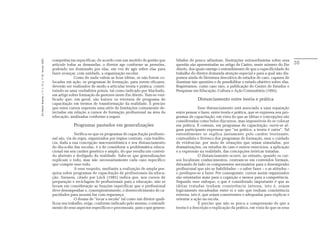competências específicas, de acordo com um modelo de gestão que        lidades de pouco adiantam. Ilustrações extraordinárias sobre essa
Em Aberto, Brasília, v. 17, n. 72, p. 11-33, fev./jun. 2000.




                                                               articule todas as demandas, o diretor age conforme as pressões,        questão são apresentadas no artigo de Castro, neste número do Em         30
                                                               podendo ser dominado por elas, em vez de agir sobre elas para          Aberto, dos quais emerge o entendimento de que a especificidade do
                                                               fazer avançar, com unidade, a organização escolar.                     trabalho do diretor demanda atenção especial e para a qual não dis-
                                                                            Como de nada valem as boas idéias, se não forem co-       pomos ainda de literatura descritiva de estudos de caso, capazes de
                                                               locadas em ação, os programas de formação, para serem eficazes,        iluminar tais questões e de possibilitar o estudo objetivo sobre elas.
                                                               deverão ser realizados de modo a articular teoria e prática, consti-   Registramos, como caso raro, a publicação do Centro de Estudos e
                                                               tuindo-se uma verdadeira práxis, tal como indicado por Machado,        Pesquisas em Educação, Cultura e Ação Comunitária (1995).
                                                               em artigo sobre formação de gestores neste Em Aberto. Tem-se veri-
                                                               ficado que, em geral, são baixos os retornos de programa de                         Distanciamento entre teoria e prática
                                                               capacitação em termos de transformação da realidade. É preciso
                                                               que estes cursos superem uma série de limitações comumente de-                       Esse distanciamento está associado a uma separação
                                                               tectadas em relação a cursos de formação profissional na área da       entre pensar e fazer, entre teoria e prática, que se expressa nos pro-
                                                               educação, analisadas conforme a seguir.                                gramas de capacitação, em vista do que as idéias e concepções são
                                                                                                                                      consideradas como belos discursos, mas impossíveis de se colocar
                                                                           Programas pautados em generalizações                       em prática. É comum, em programas de capacitação, ouvir-se al-
                                                                                                                                      gum participante expressar que “na prática, a teoria é outra”. Tal
                                                                             Verifica-se que os programas de capacitação profissio-   entendimento se explica justamente pelo caráter teorizante,
                                                               nal são, via de regra, organizados por órgãos centrais, cuja tendên-   conteudista e livresco dos programas de formação, sem o cuidado
                                                               cia, dada a sua concepção macrossistêmica e seu distanciamento         de evidenciar, por meio de situações que sejam simuladas, por
                                                               do dia-a-dia das escolas, é a de considerar a problemática educa-      dramatizações, ou estudos de caso e outros exercícios, a aplicação
                                                               cional em seu caráter genérico e amplo, do que resulta um conteú-      e a expressão na realidade, das concepções teóricas tratadas.
                                                               do abstrato e desligado da realidade. Sabe-se que generalizações                     O distanciamento ocorre, no entanto, quando os cur-
                                                               explicam o todo, mas não necessariamente cada caso específico          sos focalizam conhecimentos, centram-se em conteúdos formais,
                                                               que compõe esse todo.                                                  deixando de lado os componentes necessários para o desempenho
                                                                             A esse respeito, mediante a realização de ampla pes-     profissional que são as habilidades – o saber fazer – e as atitudes –
                                                               quisa sobre programas de capacitação de profissionais da educa-        o predispor-se a fazer. Por conseguinte, cursos assim organizados
                                                               ção, Sarason, citado por Lück (1985) indica que, nos cursos de         são orientados mais para a cognição e menos para a competência.
                                                               preparação e reciclagem de profissionais para a educação, não se       Segundo esse enfoque, o que é considerado importante é que as
                                                               levam em consideração as funções específicas que o profissional        idéias tratadas tenham consistência interna, isto é, sejam
                                                               deve desempenhar e, conseqüentemente, o desenvolvimento de ca-         logicamente encadeadas entre si e não que tenham consistência
                                                               pacidades para assumi-las com segurança.                               externa, isto é, que sejam consistentes e adequadas para explicar e
                                                                             O drama de “tocar a escola” tal como um diretor quali-   orientar a ação na escola.
                                                               ficou seu trabalho, exige, conforme indicado pelo mesmo, o entendi-                  É preciso que não se perca a compreensão de que a
                                                               mento de seus aspectos específicos e processuais, para o que genera-   teoria é a descrição e explicação da prática, em vista do que os seus
 