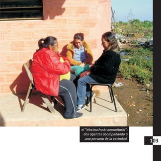 el "electroshock comunitario":
dos agentas acompañando a
una persona de la vecindad.
103
 