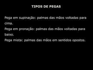  Os pés muito afastados apontando para fora.