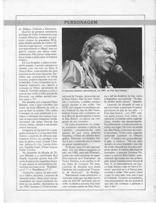 PERSONAGEM
ca, Bélgica, Holanda e Alemanha.
    Quando já pensava seriamente
em fazer do Velho Continente a sua
morada definitiva, recebeu um pol-
pudo cheque da gravadora RCA,
pelos direitos autorais da música "Al-
deia de roupa branca", composição
sua desconhecida no Brasil, mas um
grande sucesso nas rádios norte-
americanas. Não pensou duas vezes:
fez as malas e partiu para os Estados
Unidos.
    Em Los Angeles, a pátria univer-
sal do sucesso, Laurindo estrearia no
cinema com um solo no filme A
Song is Bom, onde também faz uma
pequena ponta como figurante. Per-
cebeu que, participando de trilhas
sonoras, poderia engordar sua con-
ta bancária. Como compositor ou in-
térprete emprestou seu talento a
centenas de filmes, geralmente de
classe B. Também temperou com o          O violonista brasileiro apresentou-se, em 1987, no Free Jazz Festival.
som de seu violão a trilha sonora de
Bonanza, um célebre seriado-wes-         nacional da Canção, promovido pe-            pa e até da América do Sul, como
tern para a TV.                          la Rede Globo. Não foi feliz. Como           a Argentina, por exemplo. "Do Bra-
    Fez amizade com o baixista Harry     não o conhecia, o público prestou            sil recebo muito pouco", lamenta.
Babasin, com o qual concebeu um          pouca atenção a seu violão. Em                   Laurindo de Almeida só veio a
modo de tocar diferente de tudo o        1978, nem sequer o convidaram pa-            ser convidado a participar do princi-
que se fazia na ocasião. Não cedeu       ra o Festival de Jazz de São Paulo,          pal evento de jazz de seu país — o
à tentação do som eletrificado e co-     embora tivesse sido contratado pa-           Free Jazz Festival — em 1987, mes-
meçou a destacar das massas musi-        ra a série de apresentações o baixis-        mo assim porque Tom Jobim, ini-
cais os improvisos instigantes, funda-   ta Ray Brown, na época um inte-              cialmente contratado pelos organiza-
mentados nas linhas rítmicas dos         grante de seu conjunto.                      dores, desistiu das apresentações.
choros, baiões, sambas e até mesmo          Os norte-americanos, no entan-            Humildemente, o instrumentista as-
meros batuques.                          to, souberam valorizar o talento de          sumiu seu lugar. Na noite de estreia
    Integrante da big band do consa-     Laurindo, concedendo-lhe nada                em São Paulo, a locutora do even-
grado arranjador e compositor Stan       menos do que cinco prémios                   to anunciou: "Com vocês, o grande
Kenton, Laurindo de Almeida rapi-        Grammy, o Oscar da indústria fono-           violonista Laurindo de Oliveira
damente firmou seu prestígio num         gráfica. Somente nos Estados Uni-            (sic)". O músico deu pouca atenção
país de génios como Charlie Chris-       dos é que o violonista teve a chance         à gafe, e explicou: "Há um certo
tian, Johnny St. Cyr, Lonnie John-       de gravar regularmente.                      desdém do povo brasileiro, que não
son, Freddie Green, Eddie Lang ou           No Brasil, seus LPs são uma rari-         dá muita importância aos seus pró-
Eddie Condon.                            dade. Um dos últimos lançados no             prios valores. A história está cheia de
    No despertar da década de 50,        país, em 1982, pelo selo Eldorado,           exemplos: a pianista Guiomar No-
com Babasin e o saxofonista Bud          quase não inclui amostras do reper-          vaes e a cantora Bidu Sayão, prati-
Shank, Laurindo gravou dois LPs          tório nacional: só a "Insensatez", de        camente ignoradas em seu próprio
onde já apareciam sugestões daqui-       Tom e Vinícius, e um medley do fil-          país, foram tratadas como deusas lá
lo que seriam as características har-    me Or/eu do Carnaval. No mais,               fora. E, se retrocedermos um pou-
mónicas da bossa nova: "Brazillian-      Laurindo de Almeida toca desde               co mais, temos o caso de Santos Du-
ce n° l" e "Brazilliance n° 2".          Gershwin até o tradicional "Concier-         mont, que teve de ir à França para
    Gorducho, careca, de jeito man-      to de Aranjuez", de Rodrigo.                 inventar o avião. Não quero meter
 so e hábitos discretos, Laurindo de        Naturalizado norte-americano, o           o pau no meu país, mas esta é que
Almeida testou várias vezes sua po-      violonista conta que nas listas que re-      é a verdade. Eu adoro os brasileiros,
pularidade em terras brasileiras de-     cebe da ASCAP (entidade que re-              mas sinceramente não sei quando é
pois de sua partida. Apresentou-se       colhe os direitos autorais dos músi-         que eles vão começar a apreciar o
 em 1967 durante o I Festival Inter-     cos) constam países da Ásia, Euro-           que é seu".
 