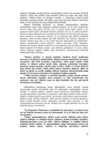 oldukları, kötülüğü emredip iyilikten sakındırdıkları, ellerini sıkı tuttukları [cimrilik
ettikleri], Allah'ı terk ettikleri, buna mukabil Allah'ın da onları terk ettiği, fâsık
oldukları, Allah'ın kadın ve erkeğiyle münâfık ve inkârcılara, içinde temelli
kalacakları cehennem ateşini vaat ettiği, onun onlara yeteceği, Allah'ın onlara lânet
ettiği ve onlar için kalıcı bir azap olduğu bildirilmektedir.
Onların dünyadaki durumları ve âhirette karşılaşacakları âkıbetleri
açıklandıktan sonra, onlar doğrudan muhatap alınarak, Siz de tıpkı kendinizden
önceki, sizden daha güçlü, kuvvetli, mal ve evlatça sizden daha varlıklı ve de
paylarına düşen kadar yararlanan kimseler gibisiniz. İşte siz de sizden öncekiler
paylarına düşen kadarıyla nasıl yararlanmak istedilerse siz de onlar gibi payınıza
düşen kadarıyla yararlanmak istediniz. Siz de dalanlar gibi daldınız denilerek
uyarılmış, sonra da ibret almaları için tüm insanlara, İşte bunların, dünyada ve
âhirette amelleri boşa gitti ve işte bunlar hüsrana uğrayanların ta kendileridir.
Onlara, kendilerinden önceki kişilerin; Nûh'un kavmi'nin, Âd'ın, Semûd'un,
İbrâhîm'in kavmi'nin, Medyen ashâbı'nın ve mü’tefikelerin [alt-üst olmuş kentlerin]
haberi gelmedi mi? Onlara elçileri açık delillerle gelmişlerdi. Ve sonra Allah,
onlara zulmeden değildi. Velâkin onlar kendilerine zulmediyorlardı denilerek
onlarla ilgili bilgi verilmiştir.
71
İnanan erkekler ve inanan kadınlar; bunların bazısı bazılarının
koruyucu, yol gösterici yakınlarıdırlar. Bunlar herkesçe kabul gören iyi şeyleri
emrederler, tüm kötü şeylerden vazgeçirirler, salâtı ikame ederler [mâlî
yönden ve zihinsel açıdan destek olma; toplumu aydınlatma kurumları
oluşturur, ayakta tutarlar], zekâtı/vergiyi verirler, Allah'a ve O'nun Elçisi'ne
itaat ederler. İşte bunlar, Allah onlara rahmet edecektir. Şüphesiz Allah, en
üstün, en güçlü, en şerefli, mağlûp edilmesi mümkün olmayan/mutlak galip
olandır, iyi yasa koyan, bozulmayı iyi engelleyen/sağlam yapandır.
72
Allah, mü’min erkeklere ve mü’min kadınlara, içinde sürekli kalanlar
olarak altlarından ırmaklar akan cennetler ve Adn cennetlerinde hoş
meskenler vaat etti. Allah'ın rızası ise daha büyüktür. İşte bu, çok büyük
kurtuluşun ta kendisidir.
Münâfıkların durumunun beyân edilmesinden sonra karşıtlık metodu
çerçevesinde gerçek mü’minlerle ilgili de açıklamalar yapılmaktadır: İnanan
erkekler ve inanan kadınlar; bunların bazısı bazılarının velîleridirler. Bunlar
ma‘rûfu emrederler, münkerden vaz geçirirler, salâtı ikâme ederler, zekâtı verirler,
Allah'a ve O'nun Elçisi'ne itaat ederler. İşte bunlar; Allah onlara rahmet edecektir.
Şüphesiz Allah, azîz'dir, hakîm'dir. Allah, mü’min erkeklere ve mü’min kadınlara,
içinde sürekli kalanlar olarak altlarından ırmaklar akan cennetler ve adn
cennetlerinde hoş meskenler vaat etti. Allah'ın rızası ise daha büyüktür. İşte bu, çok
büyük kurtuluşun ta kendisidir.
73
Ey Peygamber! İnkârcılar ve münâfıklar ile çaba göster. Ve onlara karşı
sert ol. Onların barınma yerleri de cehennemdir. Ve o, ne kötü bir oluş yeri;
son duraktır!
74
Onlar, söylemediklerine, Allah'a yemin ederler. Hâlbuki onlar, küfrü;
Allah'ın ilâhlığını ve rabliğini bilerek reddetme sözünü kesinlikle söylediler.
İslâmlaşmalarından sonra da kâfir; Allah'ın ilâhlığını ve rabliğini bilerek
reddeden birileri oldular. Ve ulaşamadıkları, sahip olamadıkları şeyleri çok
istediler. Onlar sadece, Allah'ın ve Elçisi'nin mü’minleri Allah'ın
32
 