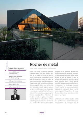 36
| LIEUX D'ENTREPRISES| LAURéAt TROPHÉE ARCHIZINC N°4 |
Perché à mi-coteau, le Chongqing Greenland
Clubhouse balance entre deux mondes : der-
rière lui, les collines et les bois du Hong'en
Temple Park devant lui, en contrebas, la méga-
pole de Chongqinq et sa forêt de milliers de
tours, construites pour loger les populations
évacuées suite à la construction du barrage
des trois gorges. Ce skyline digne de New York
a été construit en moins de vingt ans, suscitant
un boom immobilier qui n’est pas étranger à la
création du Greenland Clubhouse par les archi-
tectes de Pure Architecture, une jeune agence
chinoise. Ce petit pavillon a d’abord servi de
stand de vente à une opération immobilière
avant de devenir un restaurant. Son architec-
ture s’éloigne de la construction standardisée
pour prendre l’allure d’une sculpture habitée.
Les pliures de sa couverture dessinent des
facettes résonnant avec le relief de montagne.
La toiture suit une contrepente laissant la vue
dégagée au pied du bâtiment et vient se
terminer contre une façade vitrée verticale qui
signale le pavillon depuis le fleuve, selon la
volonté de dialogue souhaitée par l’architecte.
L’implantation a été pensée pour minimiser
l’impact visuel de la construction. La décli-
vité du terrain rend invisible depuis la rue le
restaurant placé à l’étage inférieur du niveau
d’entrée, et offre un sous-sol entièrement vitré
et ouvert sur un jardin.
Le bâtiment a été réalisé en structure métal-
lique. L’utilisation d’un revêtement de pierre
mince en toiture a été envisagée en cours de
Rocher de métal
Photos : Shu he Photography. Dessin : Pure Architecture.Lieux d'entreprises
Greenland clubhouse,
chongqing (chine)
Architecte : Pure Architecture,
Alan Xiaojiang huang
Technique : VMZ Joint debout
Aspect : QUArTZ-Zinc®
Surface en zinc : 600 m2
 