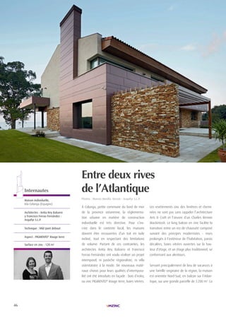 46
| PRIX SPÉCIAUX| LAURéAt TROPHÉE ARCHIZINC N°4 |
À Colunga, petite commune du bord de mer
de la province asturienne, la réglementa-
tion urbaine en matière de construction
individuelle est très directive. Pour s’ins-
crire dans le contexte local, les maisons
doivent être recouvertes d’un toit en tuile
incliné, tout en respectant des limitations
de volume. Partant de ces contraintes, les
architectes Antía Rey Babarro et Francisco
Ferrao Fernández ont voulu réaliser un projet
intemporel, ni pastiche régionaliste, ni villa
ostentatoire à la mode. De nouveaux maté-
riaux choisis pour leurs qualités d’intempora-
lité ont été introduits en façade : bois d’iroko,
ou zinc PIGMENTO®
Rouge terre, baies vitrées.
Les revêtements zinc des fenêtres et chemi-
nées ne sont pas sans rappeler l’architecture
Arts & Craft et l’œuvre d’un Charles Rennie
Mackintosh. Le long balcon en zinc facilite la
transition entre un rez-de-chaussée composé
suivant des principes modernistes - murs
prolongés à l’extérieur de l’habitation, parois
décalées, baies vitrées ouvertes sur la hau-
teur d’étage, et un étage plus traditionnel, se
conformant aux alentours.
Servant principalement de lieu de vacances à
une famille originaire de la région, la maison
est orientée Nord-Sud, en balcon sur l’Atlan-
tique, sur une grande parcelle de 3200 m2
. La
Entre deux rives
de l’Atlantique
Photos : Marcos Morilla. Dessin : Arquifyr S.L.P.
Internautes
Maison individuelle,
isla colunga (espagne)
Architectes : Antía rey Babarro
y Francisco Ferrao Fernández -
Arquifyr S.L.P.
Technique : VMZ Joint debout
Aspect : PiGMenTO®
rouge terre
Surface en zinc : 120 m2
 