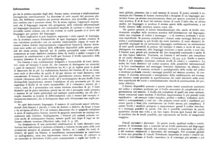 Informazione 594 595 Informazione
gio siain pratica separato daglialtri.Suono, senso, struttura e trasformazione
noro globale, piuttosto che a reali assenze di suono ). Il punto cruciale è co
interagiscono continuamente. La dissezionedi certi aspetti del processo glo
munque che l'insieme di fonemi riconoscibili o designati di un linguaggio par
bale, che dobbiamo compiere per poterne discutere, non dovrebbe perciò ve
ticolare forma un sistemasincronicamente chiusoper quanto concerne la strut
nire confusa con il processo stesso. Per la stessa ragione, l'approccio sequen
tura acustica. È al di fuori del sistema chiuso di suoni il fatto che, in ultima
ziale che il linguaggio impone alla spiegazione delle relazioni informazionali
analisi, nel linguaggio si produca il sistema apertodella significazione, a un
nel linguaggio (sequenze con connessioni implicite di «prima» e «dopo») non
livello distinto dalla struttura sonora come tale.
dovrebbe essereconfuso con ciòche avviene in realtàquando ci si serve del
Da quanto precede si noterà immediatamente che, anche al livello rela
linguaggio per parlare del linguaggio.
tivamente semplice della struttura acustica dell'informazione nel linguaggio,
A titolo esplicativo si può supporre, seguendo i citati esperti di fonologia,
esiste una relazione di codice e messaggio — o di struttura profonda e strut
che la struttura sonora fondamentale di ogni linguaggio parlato consista di
tura superficiale. Si possono considerare i fonemi come messaggi derivati per
una «struttura profonda» con un numero relativamente esiguo di tratti di
scelta e combinazione (a piu livelli) dai tratti distintivi. (I tratti distintivi di
stintivi (talora definiti impropriarnente «opposizioni binarie»). Queste distin
sponibili impiegati da un particolare linguaggio costituiscono un sottoinsieme
zioni sono scelte nel continuo delle differenze disponibili nello spettro gene
di tutti quelli accessibili in pratica. Ad esempio il cinese si serve di toni per
rale dei suoni umani. Speciali tipi di confine percepibili come «intervalli»
distinguere tra enunciati; altri linguaggi ricorrono a suoni secchi e cosi via).'I
consentono ai tratti distintivi (esistono forse da dodici a sedici «coppie») di
I fonemi sono percio piu numerosi dei loro (supposti) costituenti e anche di
associarsi in combinazioni a piu livelli per formare il livello successivo della
un tipo logico inferiore. Viceversa, un fonema è un'«unità» piu complessa
struttura fonemica di un particolare linguaggio.
di un tratto distintivo (cfr. «Comunicazione» )( 4.4 4.5). An h t
Un fonema è una combinazione designata o riconoscibile di tratti distin
ive o i piu semplice enunciato richiede livelli di «testo» e «contesto». La
tivi, come ad esempio il suono /b/, che consente di distinguere tra enunciati
scelta dei tratti distintivi nel codice acustico delle possibilità informazionali
o parti di enunciati. Cosi la distinzione tra /b/ e /p/ in inglese pone in grado
e la loro combinazione nel messaggio fonemico dipendono da almeno due
di discernere bit da pit. La realizzazione fonetica del fonema /b/ in un enun
tipi di contesto. Il contesto verticale o paradigmatico della scelta nel codice
ciato orale si diversifica da quella di /p/ per almeno tre tratti distintivi, tutti
o struttura profonda vincola i messaggi possibili nel sistema acustico Al con
concomitanti. Il fonema /b/ sarà almeno parzialmente sonoro, mentre /p/ non
tempo, il contesto orizzontale o sintagmatico della combinazione nel messag
richiede vibrazione delle corde vocali; /p/ èaccompagnato da uno sbuffod'aria
gio acustico rende possibile la manifestazione 'dei tratti distintivi nella strut
distinguibile (aspirazione), mentre l'espulsione di aria necessaria per /b/ non
tura superficiale dei suoni e simultaneamente vincola la continuazione del pro
raggiunge il livello di un tratto riconoscibile; /b/ è «rilassato», mentre /p/ è
cesso selettivo.
«teso», ossia /b/ è pronunziato con minor tensione muscolare di /p/. I tratti
I <onem'fonemi disponibili possono a questo punto essere considerati costitutivi
distintivi qui in gioco includono perciò sia ciò che è percepito come presenza
del codice o struttura profonda per il livello successivo di complessità di or
o assenza di un tratto particolare (ad esempio sonoro(sordo), sia ciò che i
ganizzazione nel sistema: il livello piu complesso di quelli che sono comune
meglio descritto in termini di differenziazioni «piu o meno» (ad esempio ri
mente conosciuti come morfemi. I morfemi rappresentano le piu piccole unità
lassamento-tensione), che si distinguono dopo aver oltrepassato una soglia par
significative — ad esempio radici semplici; prefissi e suffissi; indicatori decli
ticolare.
nativi e coniugazionali; e cosi via — che possono essere scelti e combinati per
In ogni determinato linguaggio, il numero di costituenti sonori informa"
creare parole e frasi (che costituiscono un livello ancora piu complesso). A
zionali detti fonemi è piccolo, e varia da dialetto a dialetto, da luogo a luogo
questo livello i morfemi giungono a rappresentare quindi il codice vincolan
e da un'epoca all'altra. Si è ad esempio dimostrato che lo spagnolo castiglia in> te i messaggi possibili in parole. Ciò che è possibile combinare in parole
si serve di ventiquattro fonemi, mentre lo spagnolo americano ne impiega nor
appartiene ancora una volta a un tipo logico diverso (piu basso) dal codice
malmente solo ventidue. Analogamente, i francesi piu anziani possono scr
di morfemi che lo rende possibile, pur esprimendo un livello di complessità
virsi anche di trentaquattro fonemi, mentre quelli nati dopo il x94o ne uli
tnaggiore.
lizzano soltanto trentuno [Martinet x96o, trad. it. p. z8].
La designazione di una particolare combinazione di tratti distintivi conn.
Vincoli sincronici e diacronici. In questo modo, qualsiasi scelta e combi
fonema ben individuato è piuttosto arbitraria e tralascia buona parte della re:ile nazione di distinzioni date o costruite ad un livello particolare nel linguaggio
produzione acustica di qualsiasi parlante. Inoltre, né i confini fra tratti <li
genera e al contempo dipende dal contesto verticale o sincronico del codice
stintivi, né quelli tra fonemi, si manifestano necessariamente se osserviann> e dal contesto orizzontale o diacronico del messaggio. Nel processo globale
un audiogramma, ossia una registrazione visiva del discorso. (I «silenzi» nn
si trova una gerarchia di vincoli. Prendendo dapprimain esame i vincoli sin
un enunciato si riferiscono d'altra parte comunemente a soglie nel livello sn
crnnici, si individuano al livello «massimo» (e al contempo piu astratto e piu
 