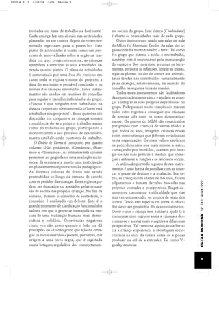 tividades ou áreas de trabalho na horizontal. 
Cada criança faz um círculo nas actividades 
planeadas ou em curso e depois de terem ter-minado 
regressam para o preencher. Este 
plano de actividades é usado como um pro-cesso 
de auto-reflexão sobre a acção na me-dida 
em que, progressivamente, as crianças 
aprendem a antecipar as suas actividades fa-zendo 
os seus planos. O plano de actividades 
é completado por uma lista dos projectos em 
curso onde se regista o nome do projecto, a 
data do seu início e provável conclusão e os 
nomes das crianças envolvidas. Estes instru-mentos 
são usados em reuniões do conselho 
para regular o trabalho individual e do grupo. 
«Porque é que ninguém tem trabalhado na 
área da carpintaria ultimamente?» «Quem está 
a trabalhar nos projectos?». Estas questões são 
discutidas em conjunto e as crianças tomam 
consciência do seu próprio trabalho assim 
como do trabalho do grupo, participando e 
monitorizando o seu processo de desenvolvi-mento 
estabelecendo contratos de trabalho. 
O Diário de Turma é composto por quatro 
colunas: «Não gostámos», «Gostámos», «Fize-mos 
» e «Queremos». As primeiras três colunas 
permitem ao grupo fazer uma avaliação socio-moral 
da semana e a quarta uma participação 
no planeamento organizacional e pedagógico . 
As diversas colunas do diário vão sendo 
preenchidas ao longo da semana de acordo 
com os pedidos das crianças. Estes registos po-dem 
ser ilustrados ou apoiados pelas tentati-vas 
de escrita das próprias crianças. No fim da 
semana, durante o conselho de sexta-feira, o 
conteúdo é analisado em debate. Este é o 
grande momento de clarificação funcional dos 
valores em que o grupo se interajuda na pro-cura 
de uma realização humana mais demo-crática 
e solidária. Ocorrências negativas 
como «eu não gosto quando o João me dá 
pontapés» ou «Eu não gosto que a Joana estra-gue 
os meus desenhos» podem, por vezes, dar 
origem a uma nova regra, que é registada 
numa listagem reguladora dos comportamen-tos 
sociais do grupo. Este elenco (Combinámos) 
é aberto às necessidades reais de cada grupo. 
Outro instrumento usado nas salas de aula 
do MEM é o Mapa das Tarefas. As salas são lu-gares 
onde há muito trabalho a fazer. Tal como 
é o grupo que planeia e avalia o seu trabalho, 
também este é responsável pela manutenção 
do espaço e dos materiais: arrumar as ferra-mentas, 
preparar as refeições, limpar as mesas, 
regar as plantas ou dar de comer aos animais. 
Estas tarefas são distribuídas semanalmente 
pelas crianças, rotativamente, na reunião do 
conselho na segunda feira de manhã. 
Todos estes instrumentos são facilitadores 
da organização democrática e ajudam as crian-ças 
a integrar as suas próprias experiências no 
grupo. Pode parecer muito complicado manter 
todos estes registos e conseguir que crianças 
de apenas três anos os usem sistematica-mente. 
Os grupos do MEM são constituídos 
por grupos com crianças de várias idades e 
que, todos os anos, integram crianças novas 
assim como crianças que já foram socializadas 
nesta organização. Os mais velhos explicam 
os procedimentos aos mais novos, e estes, 
começando por imitá-los, acabam por inte-grá- 
los nas suas práticas à medida que come-çam 
a entender as funções e os processos sociais. 
A utilização por todo o grupo destes instru-mentos 
é uma forma de partilhar com as crian-ças 
o poder de decisão e a avaliação. Por ve-zes, 
as crianças com idades de 3-6 anos, fazem 
julgamentos e tomam decisões baseadas nas 
próprias vontades e perspectivas. Piaget de-monstrou 
claramente a dificuldade que elas 
têm em compreender os pontos de vista dos 
outros. Tendo este aspecto em conta, o educa-dor 
deve ser promotor do desenvolvimento. 
Ouvir o que a criança tem a dizer e ajudá-la a 
comunicar com o grupo ajuda a criança a des-centrar- 
se e a estar mais receptiva a diferentes 
perspectivas. Tal como na aquisição da litera-cia 
a criança experiencia a abordagem socio-cêntrica 
na vida da turma antes de a poder 
produzir ou até de a entender. Tal como Vi-gotsky 
enuncia: 
ESCOLA MODERNA Nº 5•5ª série•1999 
9 
ESCOLA N. 5 6/12/06 13:25 Página 9 
 