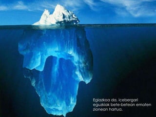 Egiazkoa da, icebergari eguzkiak bete-betean ematen zionean hartua. 