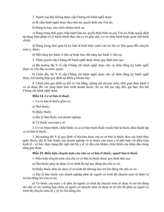 2. Người sau đây không được cấp Chứng chỉ hành nghề dược:
a) Bị cấm hành nghề dược theo bản án, quyết định của Toà án;
b) Đang bị truy cứu trách nhiệm hình sự;
c) Đang trong thời gian chấp hành bản án, quyết định hình sự của Tòa án, hoặc quyết định
áp dụng biện pháp xử lý hành chính đưa vào cơ sở giáo dục, cơ sở chữa bệnh hoặc quản chế hành
chính;
d) Đang trong thời gian bị kỷ luật từ hình thức cảnh cáo trở lên có liên quan đến chuyên
môn y, dược;
đ) Mất năng lực hành vi dân sự hoặc hạn chế năng lực hành vi dân sự.
3. Thẩm quyền cấp Chứng chỉ hành nghề dược được quy định như sau:
a) Bộ trưởng Bộ Y tế cấp Chứng chỉ hành nghề dược cho cá nhân đăng ký hành nghề
dược có vốn đầu tư nước ngoài;
b) Giám đốc Sở Y tế cấp Chứng chỉ hành nghề dược cho cá nhân đăng ký hành nghề
dược, trừ trường hợp quy định tại điểm a khoản này;
4. Chính phủ quy định cụ thể về văn bằng, chứng chỉ chuyên môn, thời gian thực hành ở
cơ sở dược đối với từng hình thức kinh doanh thuốc; hồ sơ, thủ tục cấp, đổi, gia hạn, thu hồi
Chứng chỉ hành nghề dược.
Điều 24. Cơ sở bán lẻ thuốc
1. Cơ sở bán lẻ thuốc gồm có:
a) Nhà thuốc;
b) Quầy thuốc;
c) Đại lý bán thuốc của doanh nghiệp;
d) Tủ thuốc của trạm y tế.
2. Cơ sở khám bệnh, chữa bệnh và cơ sở bán buôn thuốc muốn bán lẻ thuốc phải thành lập
cơ sở bán lẻ thuốc.
3. Bộ trưởng Bộ Y tế quy định về địa bàn được mở cơ sở bán lẻ thuốc theo các hình thức
quầy thuốc, đại lý bán thuốc của doanh nghiệp và tủ thuốc của trạm y tế phù hợp với điều kiện
kinh tế - xã hội, thực trạng đội ngũ cán bộ y tế và nhu cầu khám, chữa bệnh của nhân dân trong
từng giai đoạn.
Điều 25. Điều kiện chuyên môn của chủ cơ sở bán lẻ thuốc, người bán lẻ thuốc
1. Điều kiện chuyên môn của chủ cơ sở bán lẻ thuốc được quy định như sau:
a) Nhà thuốc phải do dược sĩ có trình độ đại học đứng tên chủ cơ sở;
b) Quầy thuốc phải do dược sĩ có trình độ từtrung học trở lên đứng tên chủ cơ sở;
c) Đại lý bán thuốc của doanh nghiệp phải do người có trình độ chuyên môn từ dược tá
trở lên đứng tên chủ cơ sở;
d) Tủ thuốc của trạm y tế phải do người có trình độ chuyên môn từ dược tá trở lên đứng
tên chủ cơ sở; trường hợp chưa có người có chuyên môn từ dược tá trở lên thì phải có người có
trình độ chuyên môn từ y sỹ trở lên đứng tên;
 